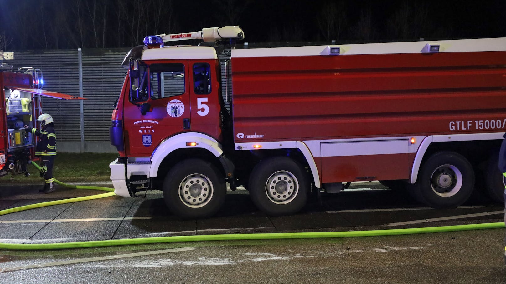 Drei Feuerwehren standen in der Nacht auf Samstag bei einem Brand eines LKW-Anhängers auf einem Kontrollplatz an der A8 Innkreisautobahn bei Kematen am Innbach (Bezirk Grieskirchen) im Einsatz.