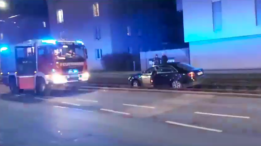 Falsch abgebogen? Für einen Auto-Lenker endete die Fahrt am Samstagabend im Gleisbett. Einsatzkräfte der Feuerwehr mussten das Auto 