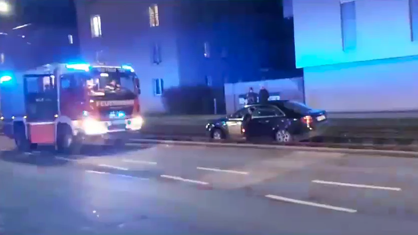 Falsch abgebogen? Für einen Auto-Lenker endete die Fahrt am Samstagabend im Gleisbett. Einsatzkräfte der Feuerwehr mussten das Auto "befreien".