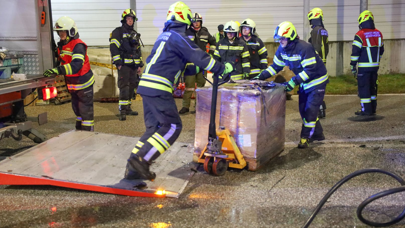 Drei Feuerwehren standen in der Nacht auf Samstag bei einem Brand eines LKW-Anhängers auf einem Kontrollplatz an der A8 Innkreisautobahn bei Kematen am Innbach (Bezirk Grieskirchen) im Einsatz.