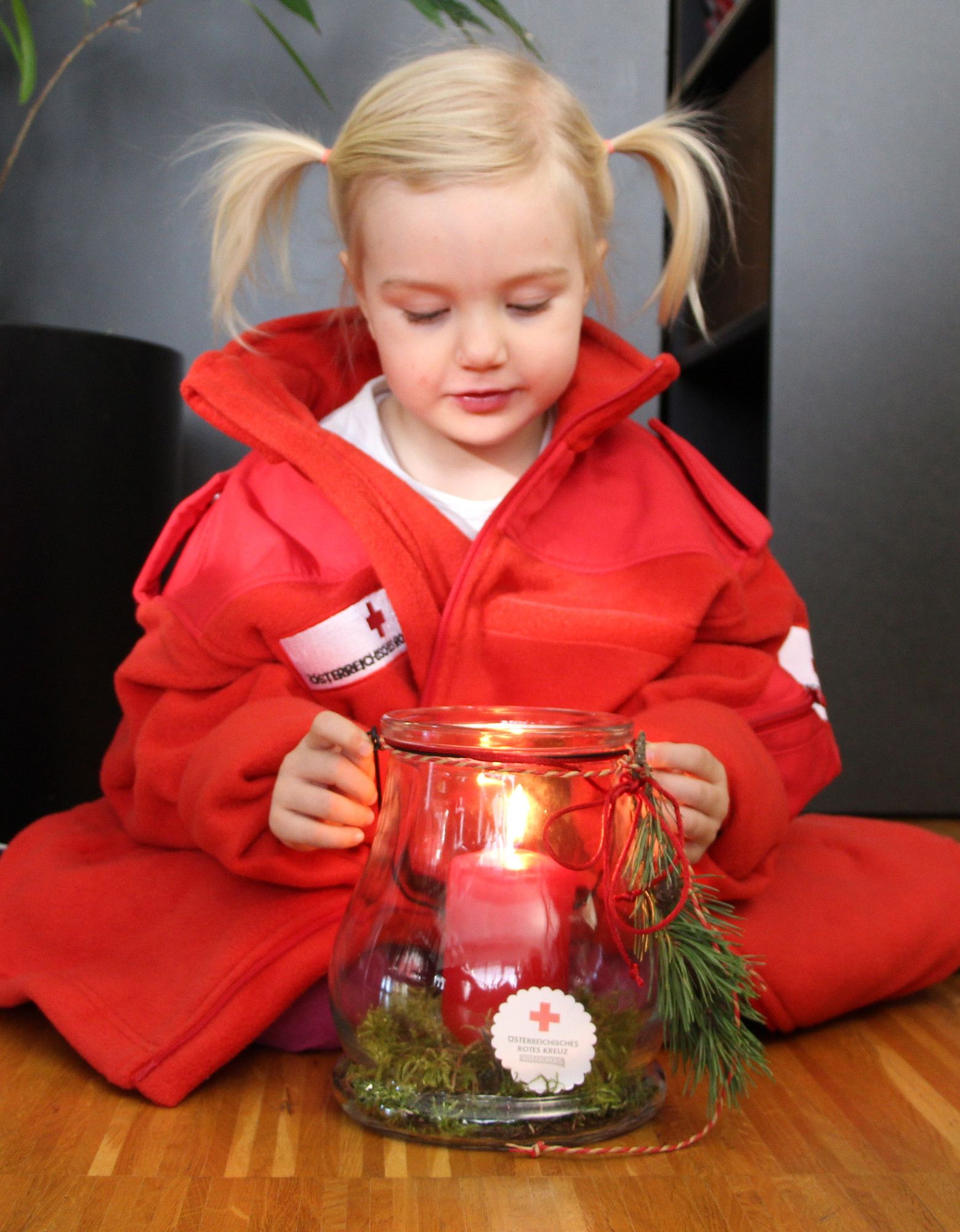 Am 24. Dezember steht in vielen Rotkreuz-Bezirksstellen in NÖ das Friedenslicht kostenlos abholbereit.