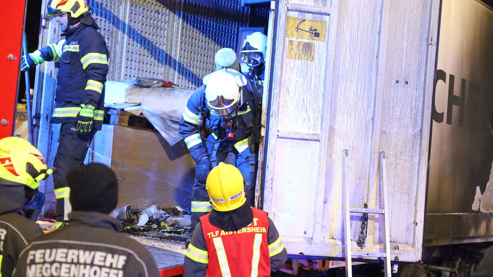 Drei Feuerwehren standen in der Nacht auf Samstag bei einem Brand eines LKW-Anhängers auf einem Kontrollplatz an der A8 Innkreisautobahn bei Kematen am Innbach (Bezirk Grieskirchen) im Einsatz.