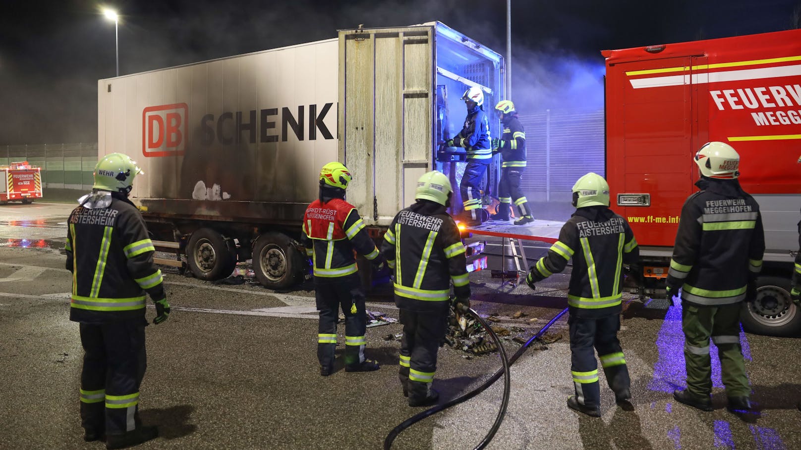 Drei Feuerwehren standen in der Nacht auf Samstag bei einem Brand eines LKW-Anhängers auf einem Kontrollplatz an der A8 Innkreisautobahn bei Kematen am Innbach (Bezirk Grieskirchen) im Einsatz.