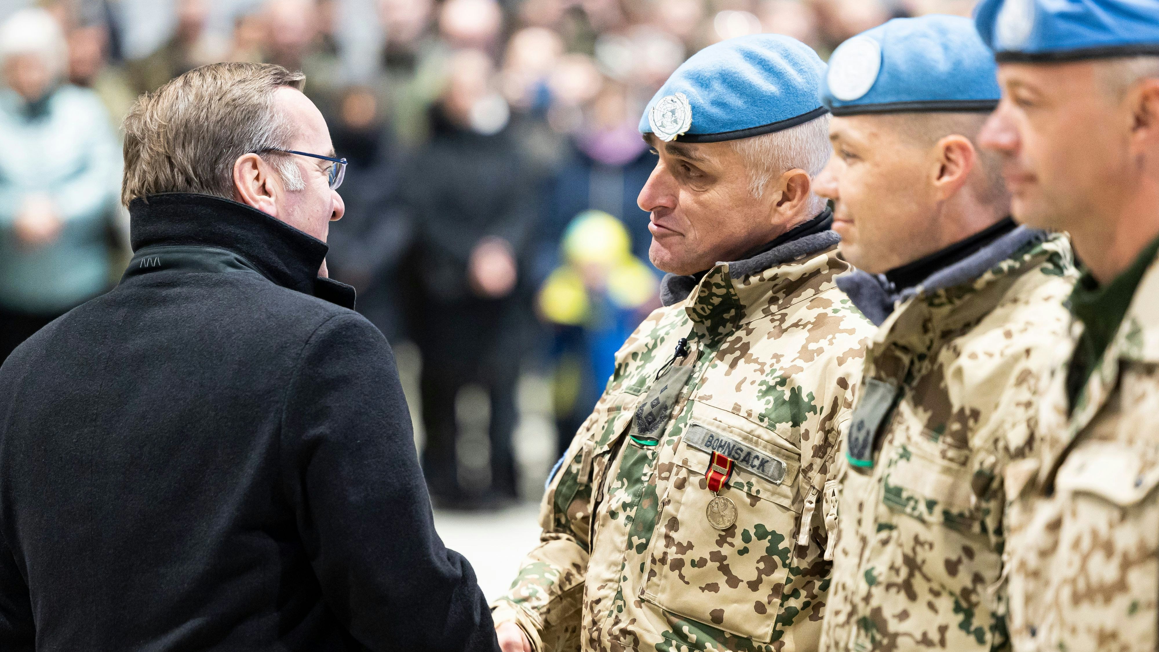 Download von www.picturedesk.com am 16.12.2023 (15:08).  15 December 2023, Lower Saxony, Wunstorf: Boris Pistorius (SPD, l), Federal Minister of Defense, presents Colonel Heiko Bohnsack (2nd from left), the last contingent commander of the German MINUSMA contingent, with a mission medal during a returnee roll call in a hangar on the grounds of Wunstorf Air Base. Soldiers from the German contingent of the UN mission MINUSMA return to Germany after completing their mission in Mali. Photo: Michael Matthey/dpa - 20231215_PD7819 - Rechteinfo: Rights Managed (RM)