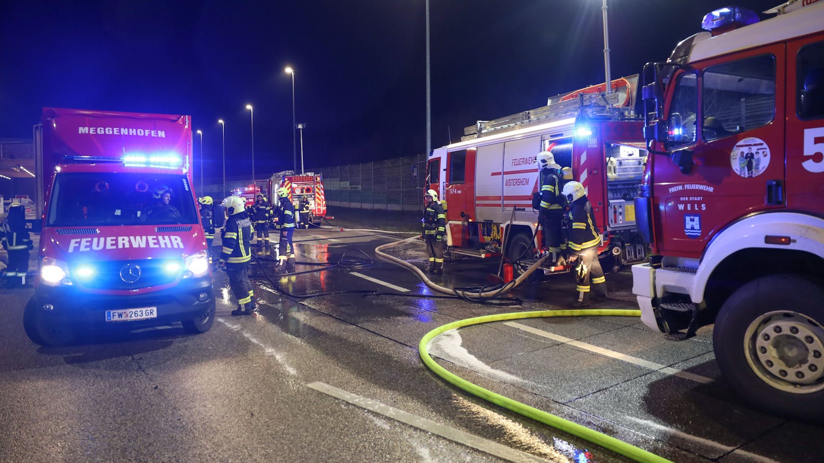 Drei Feuerwehren standen in der Nacht auf Samstag bei einem Brand eines LKW-Anhängers auf einem Kontrollplatz an der A8 Innkreisautobahn bei Kematen am Innbach (Bezirk Grieskirchen) im Einsatz.