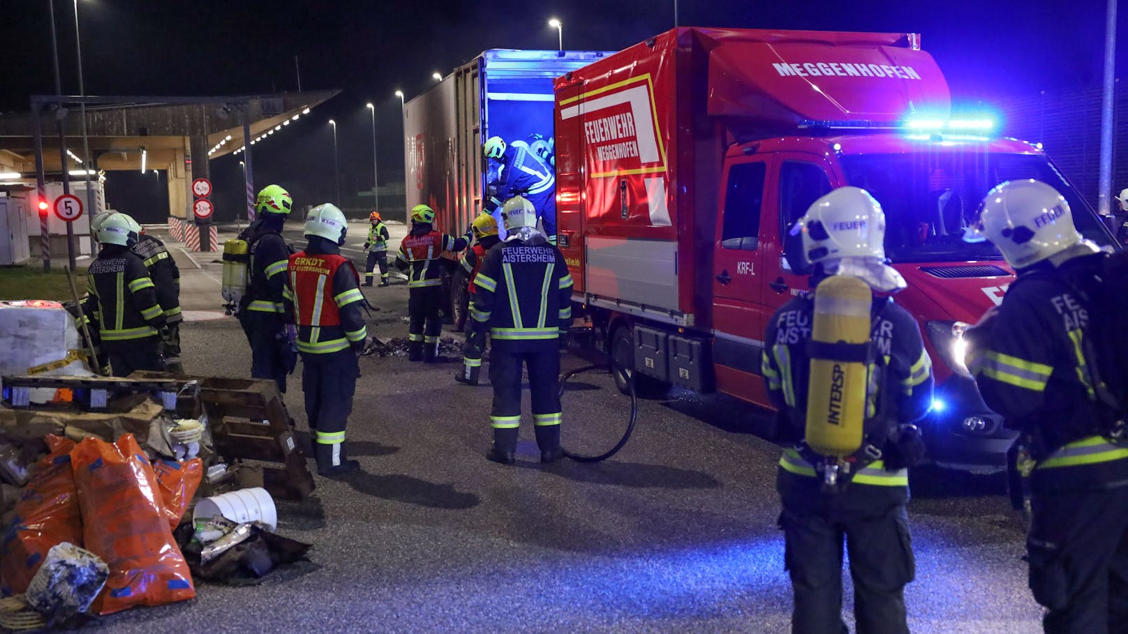 Drei Feuerwehren standen in der Nacht auf Samstag bei einem Brand eines LKW-Anhängers auf einem Kontrollplatz an der A8 Innkreisautobahn bei Kematen am Innbach (Bezirk Grieskirchen) im Einsatz.