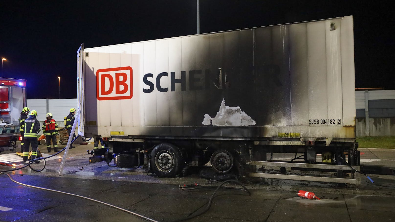 Drei Feuerwehren standen in der Nacht auf Samstag bei einem Brand eines LKW-Anhängers auf einem Kontrollplatz an der A8 Innkreisautobahn bei Kematen am Innbach (Bezirk Grieskirchen) im Einsatz.