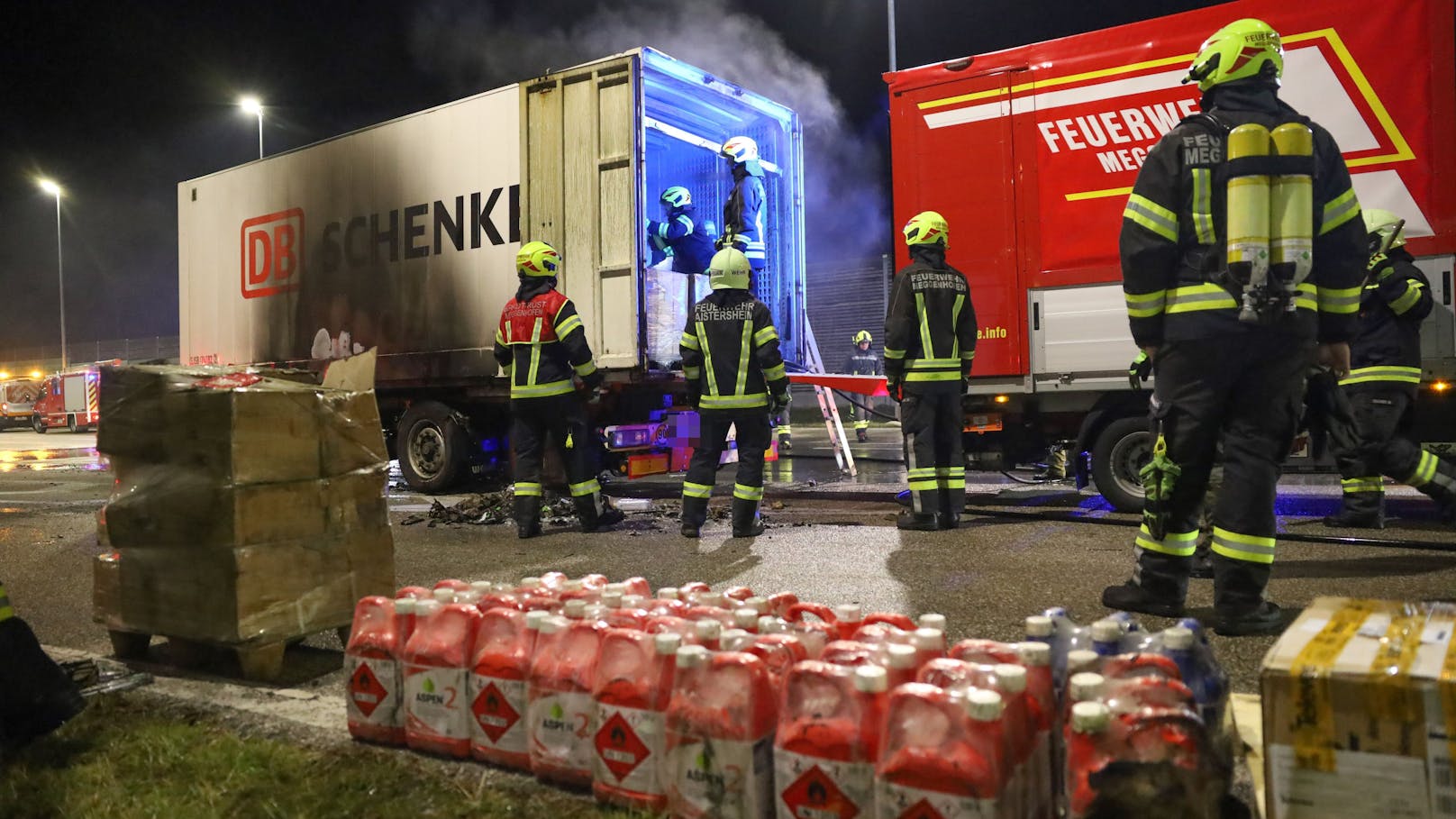 Drei Feuerwehren standen in der Nacht auf Samstag bei einem Brand eines LKW-Anhängers auf einem Kontrollplatz an der A8 Innkreisautobahn bei Kematen am Innbach (Bezirk Grieskirchen) im Einsatz.