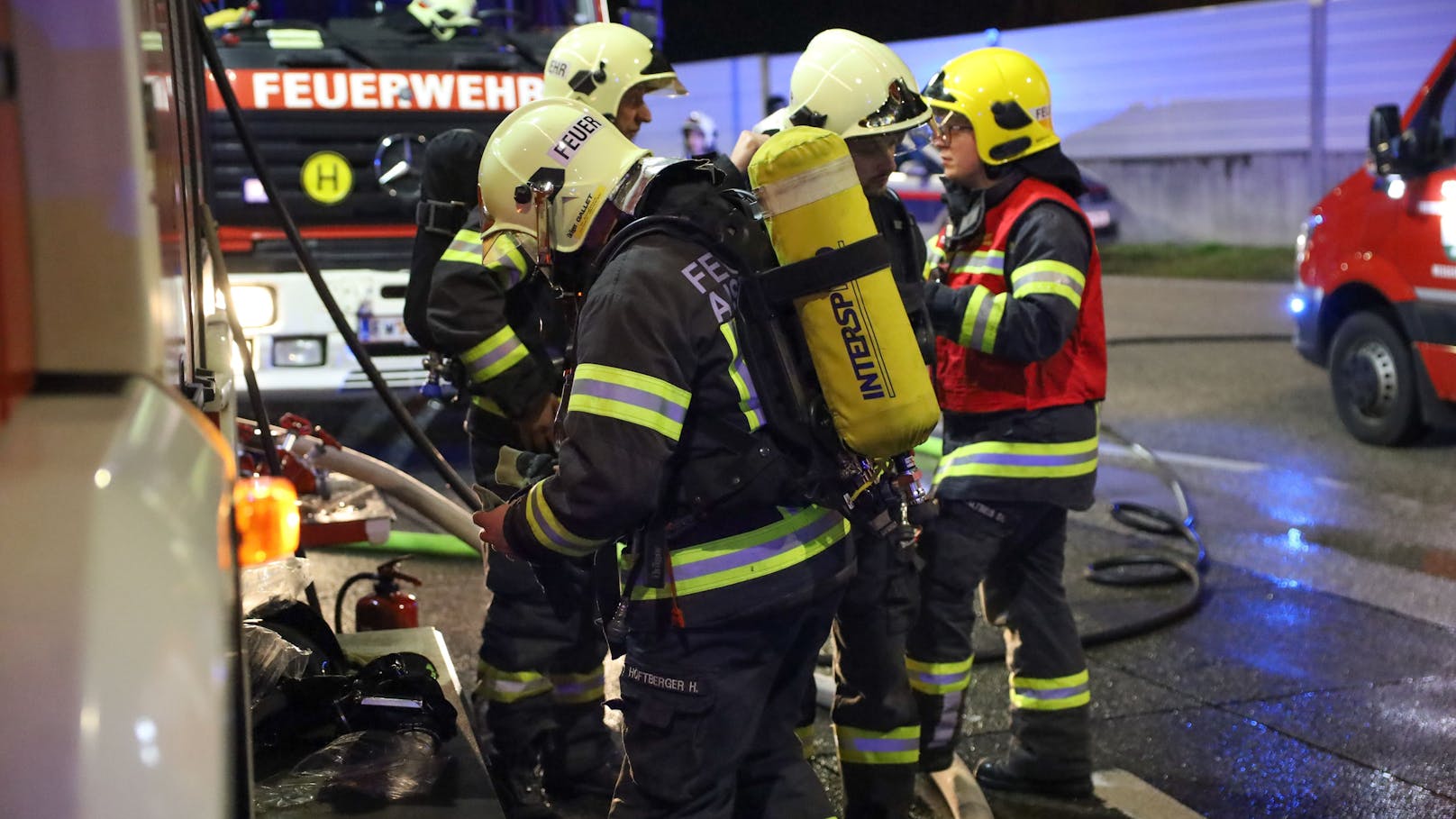 Drei Feuerwehren standen in der Nacht auf Samstag bei einem Brand eines LKW-Anhängers auf einem Kontrollplatz an der A8 Innkreisautobahn bei Kematen am Innbach (Bezirk Grieskirchen) im Einsatz.