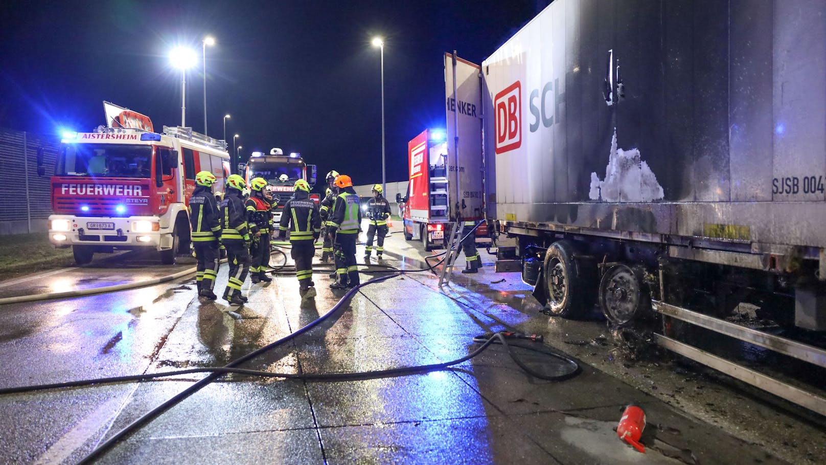 Drei Feuerwehren standen in der Nacht auf Samstag bei einem Brand eines LKW-Anhängers auf einem Kontrollplatz an der A8 Innkreisautobahn bei Kematen am Innbach (Bezirk Grieskirchen) im Einsatz.