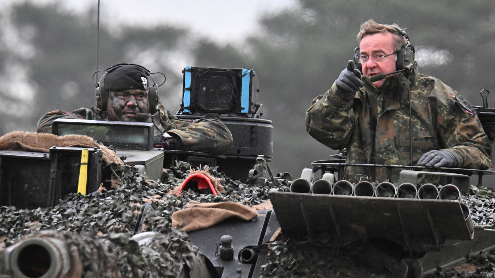 Der deutsche Verteidigungsminister Boris Pistorius besichtigt die Panzerbrigade und fährt auf einem Leopard II-Panzer mit.