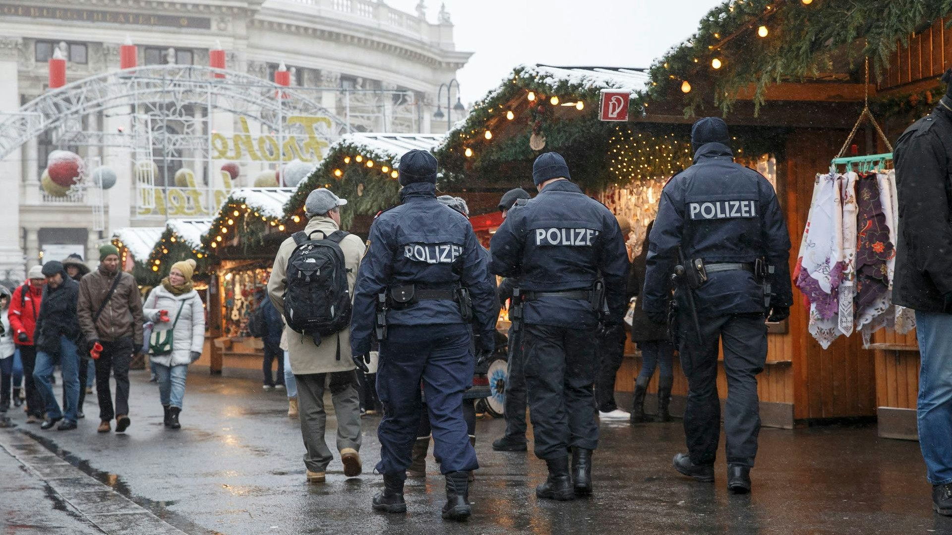 Beamte am Christkindlmarkt am Wiener Rathausplatz