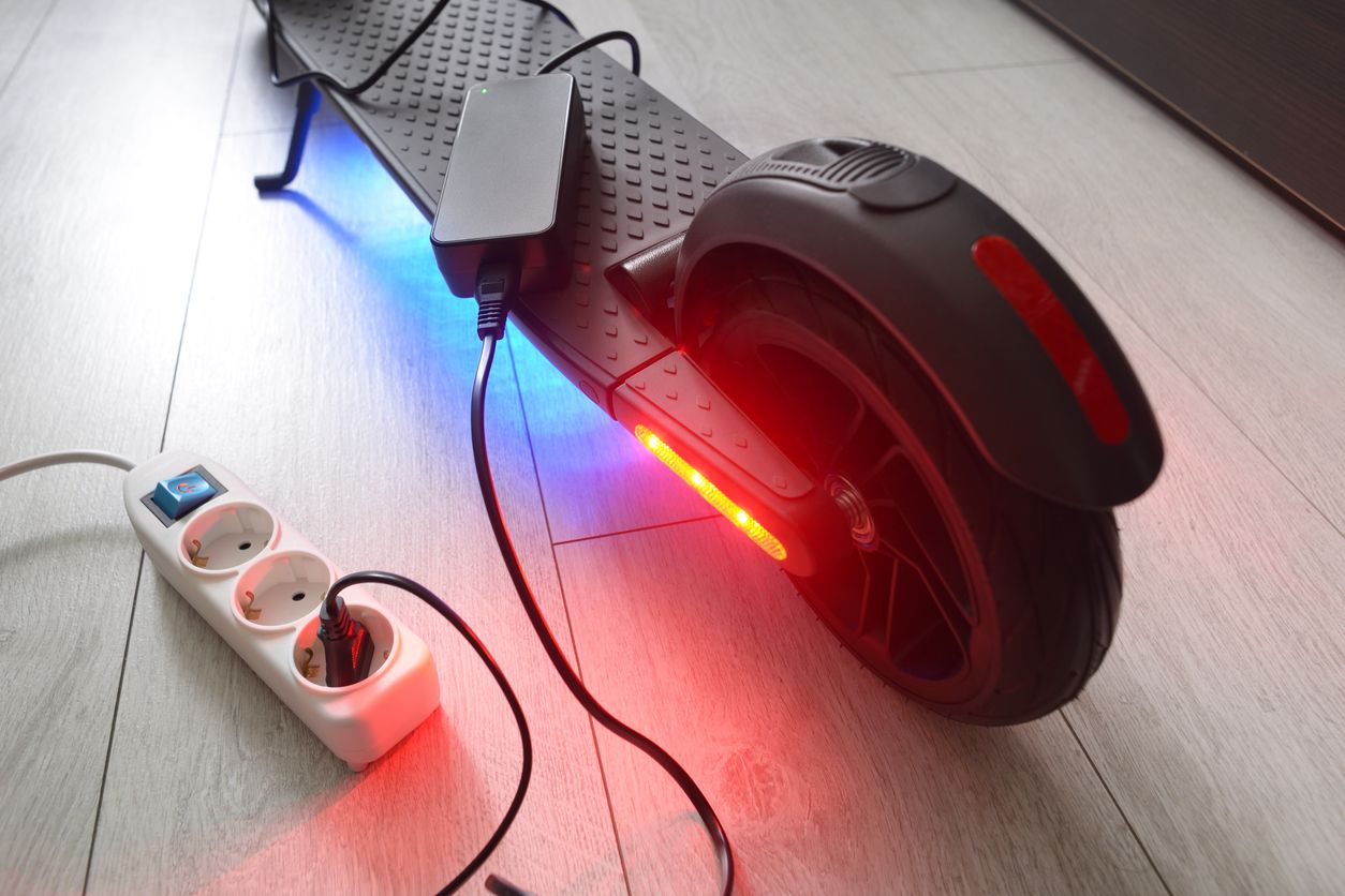 Mit einem lauten Knall ging der E-Scooter in Flammen auf. (Symbolbild)