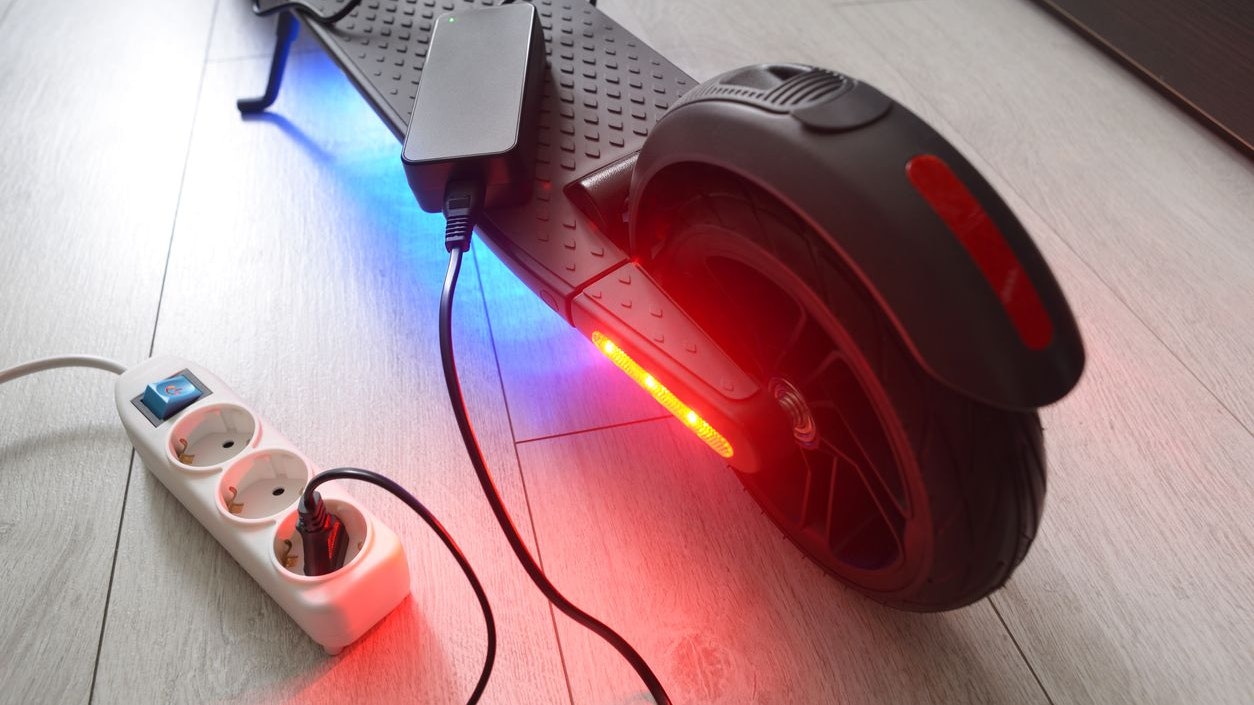 Mit einem lauten Knall ging der E-Scooter in Flammen auf. (Symbolbild)