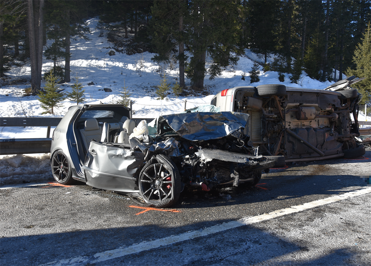 Der Golf wurde bei dem Unfall schwer beschädigt.