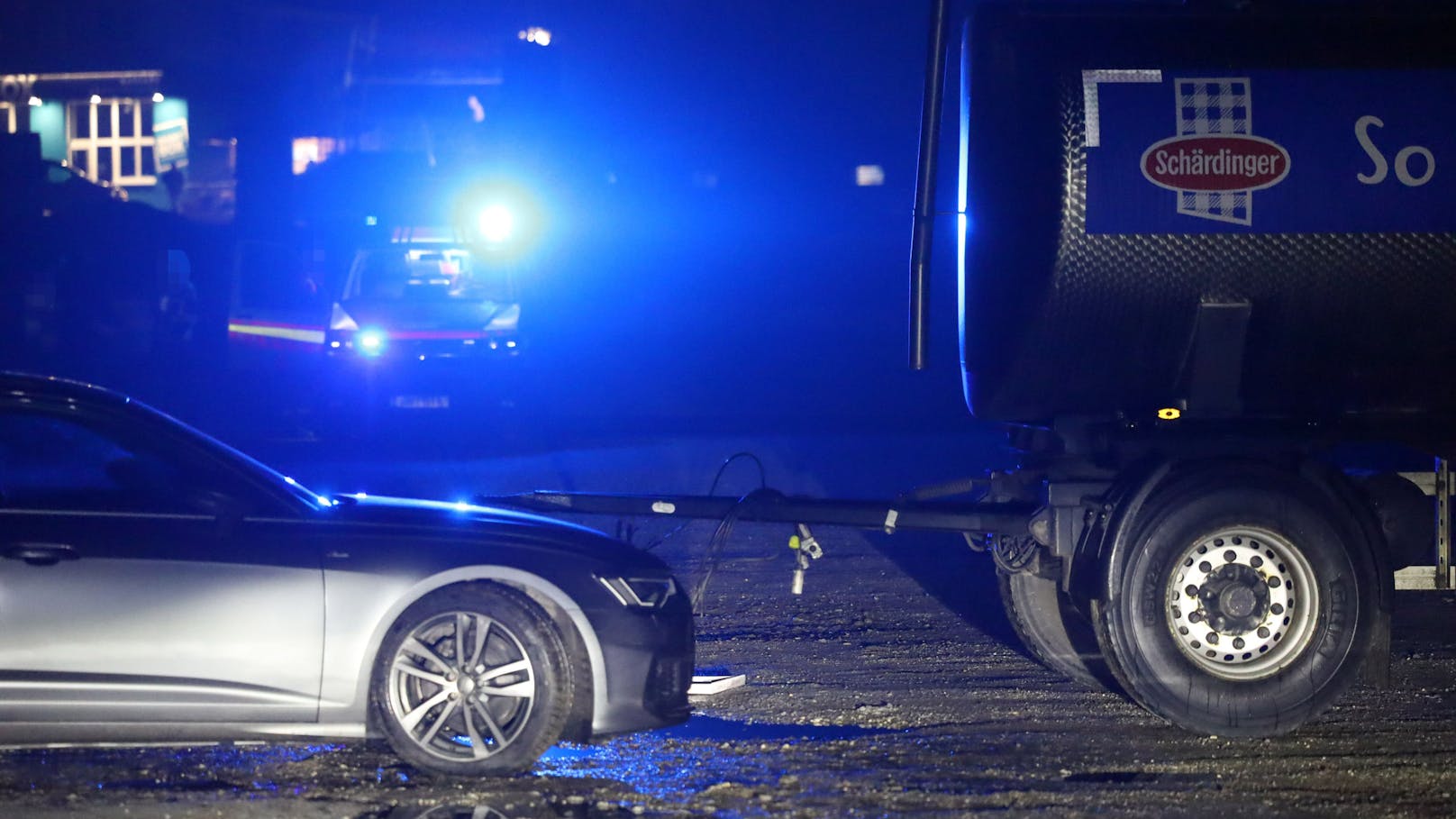 Die anfangs schwerverletzt geglaubten Insassen dürften den Rettungskräften zufolge<br>eher durch den zuvor stattgefundenen Diskothekbesuch anfangs nicht ganz klar ansprechbar gewesen sein, als durch den Anprall.