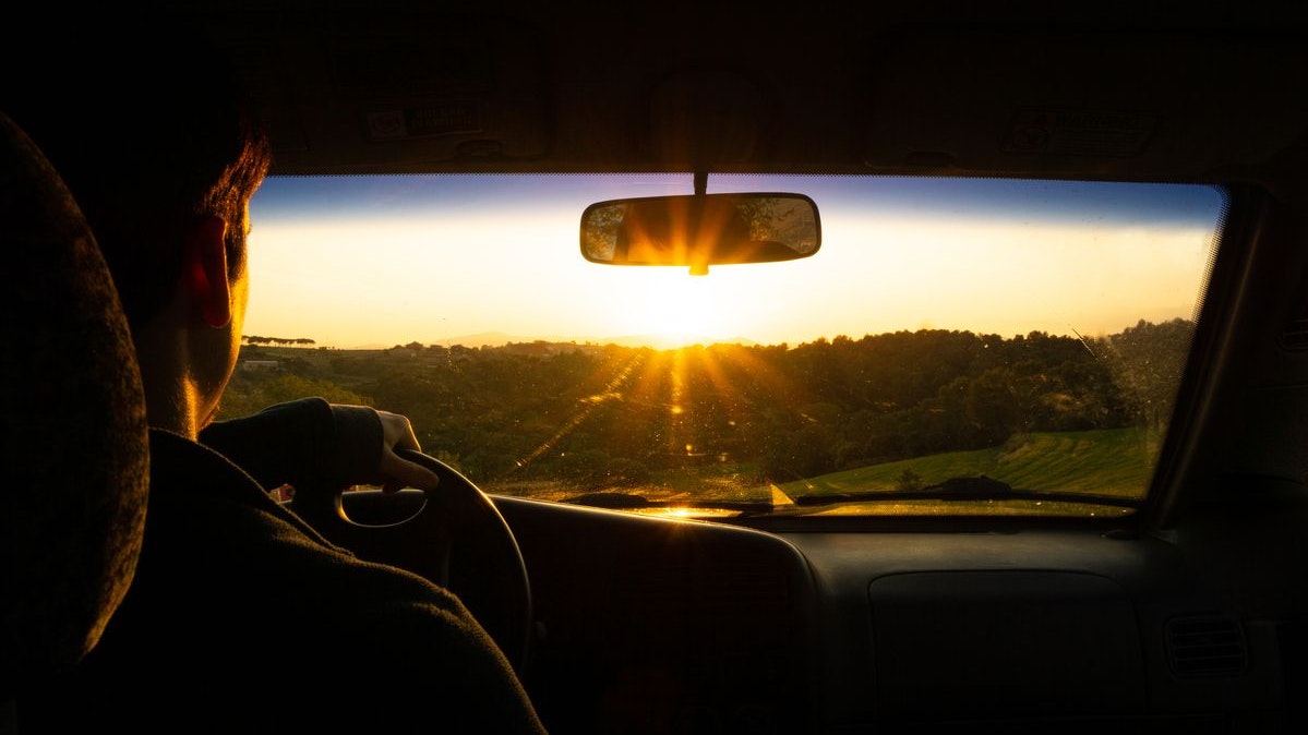 Laut dem Lenker war die tiefstehende Sonne der Grund, aus dem er den Fußgänger nicht sah. (Symbolbild)