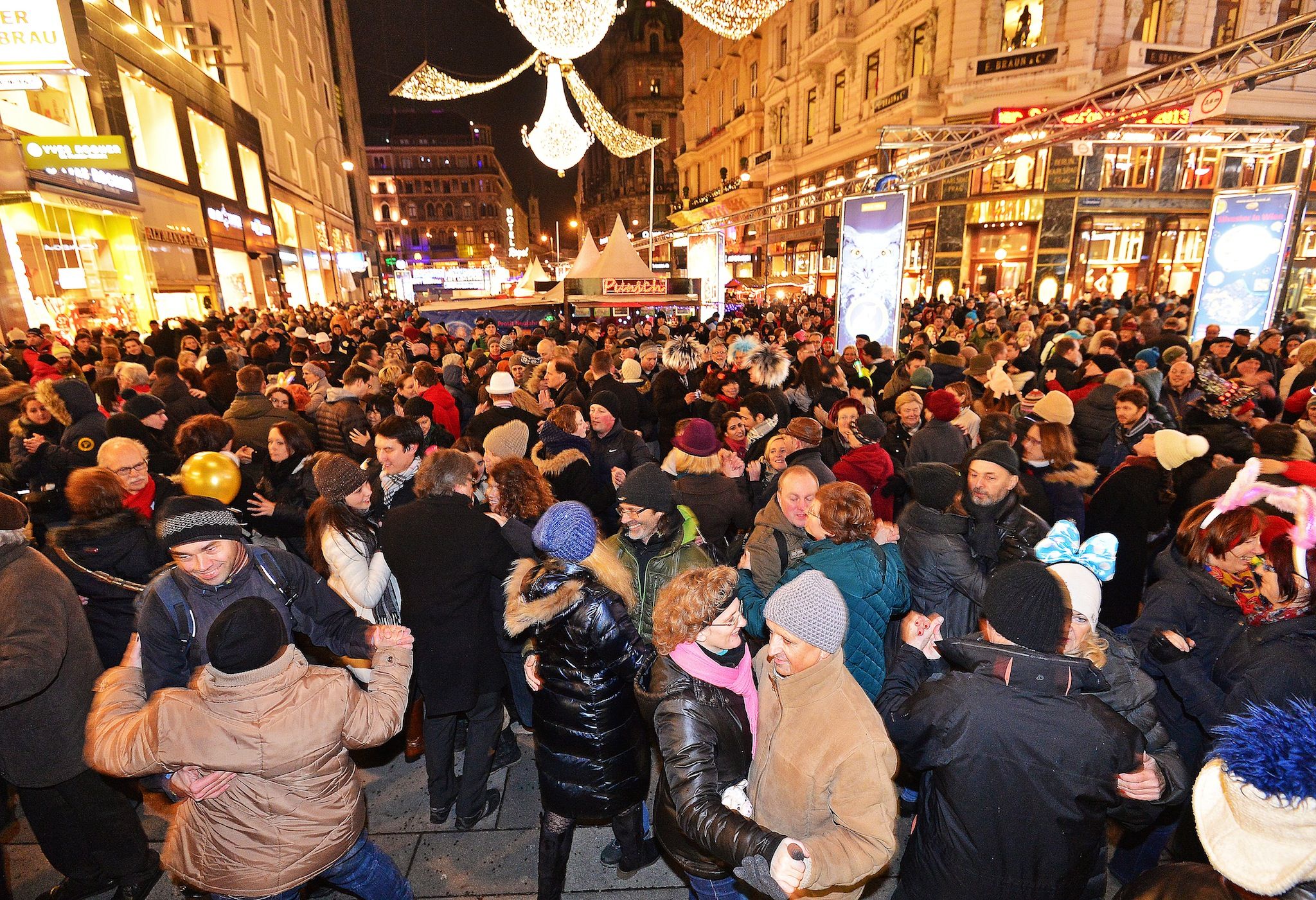 Besucher werden auch heuer auf dem Silvesterpfad am Graben ins neue Jahr tanzen.