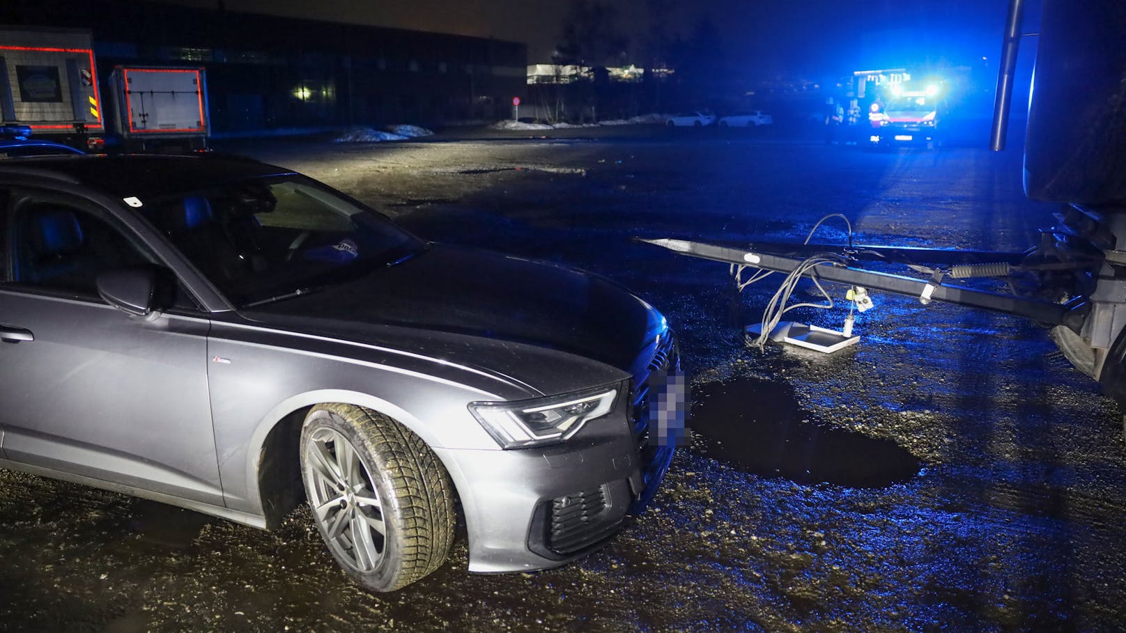 Ein eigentlich ganz glimpflicher Verkehrsunfall auf einem Schotterparkplatz in St. Martin im Mühlkreis (Bezirk Rohrbach) hat in der Nacht auf Sonntag kurzzeitig einen größeren Einsatz ausgelöst.