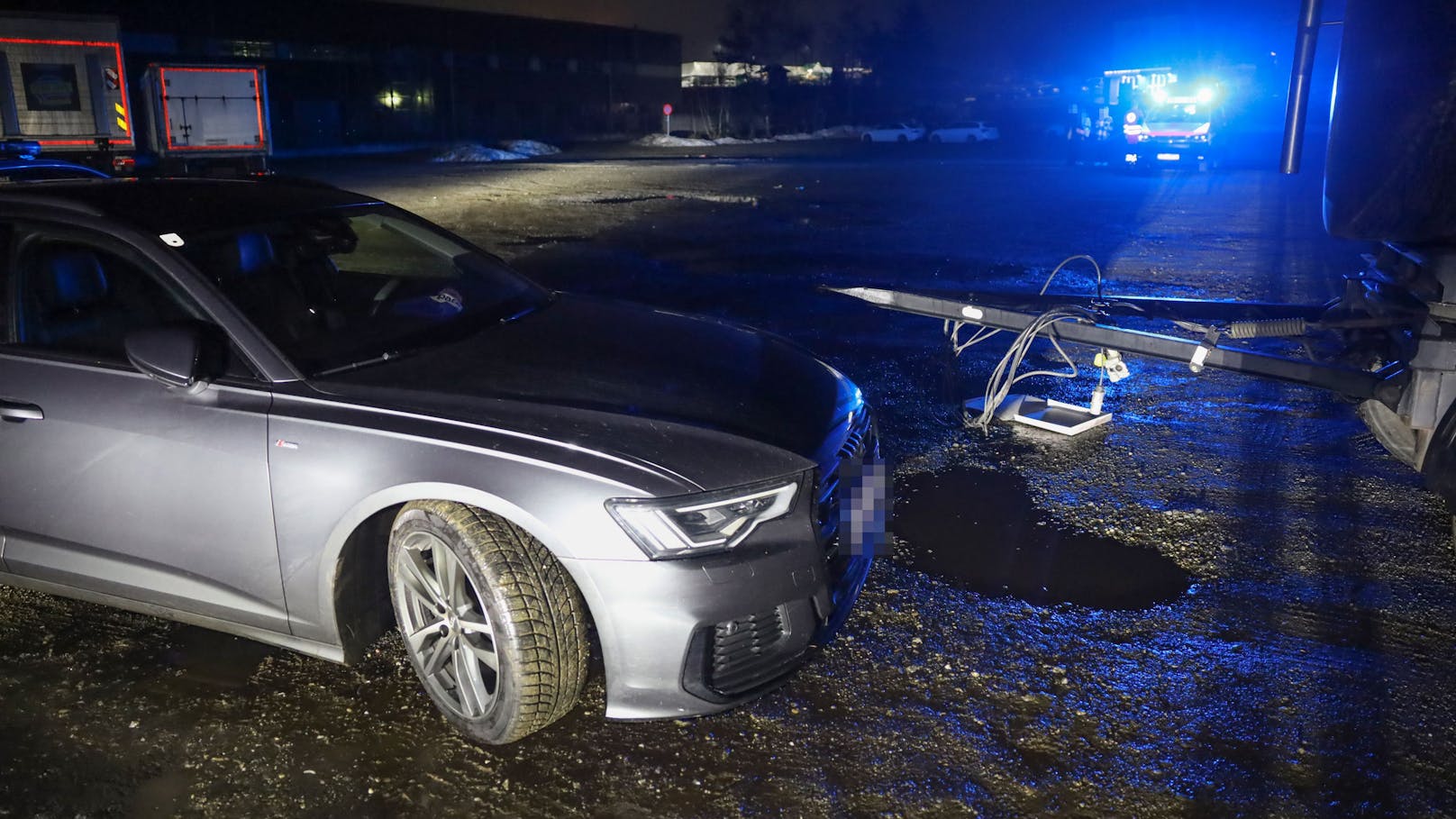 Kurioser Audi-Crash auf Parkplatz sorgt für Großeinsatz