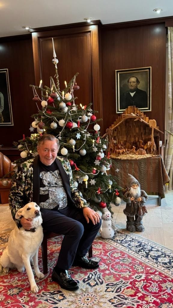 Richard Lugner ist in Weihnachtsstimmung und hat schon seine Weihnachtskrippe aufgestellt.