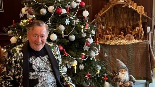 Richard Lugner ist in Weihnachtsstimmung - hier mit Hündin "Michi". 