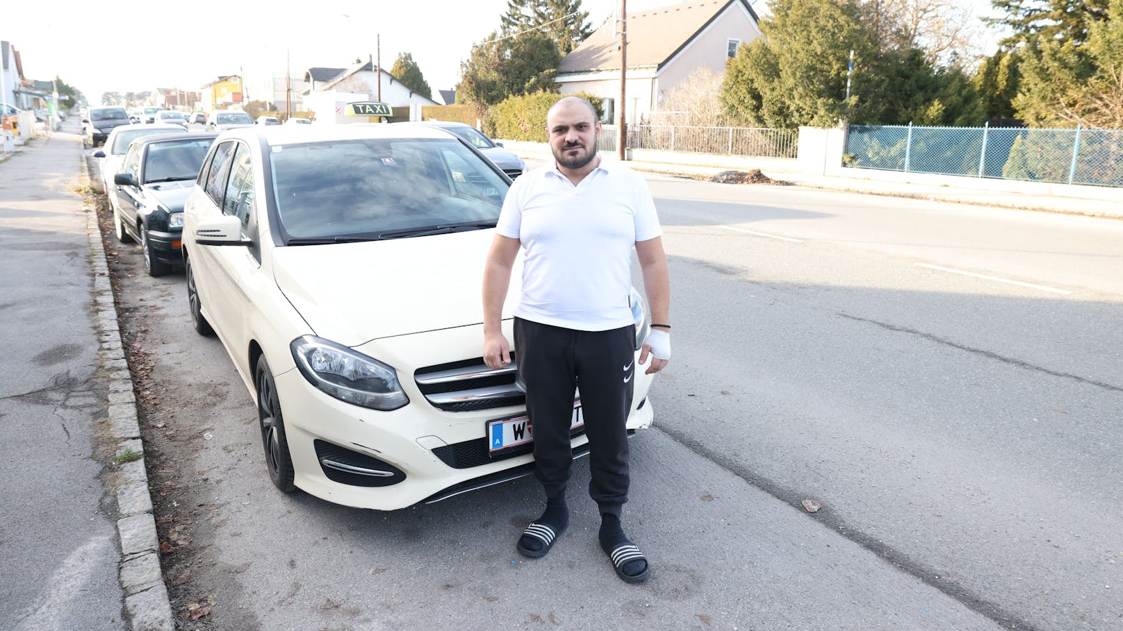 In der Hauptstadt arbeitet er als Taxi-Fahrer.