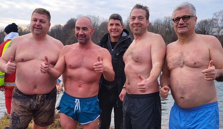 Eisbaden: Landesrat C. Luisser warf sich in die kühlen Fluten; dabei v. li: A. Spanring, Luisser, K. Otzelberger, M. Antauer