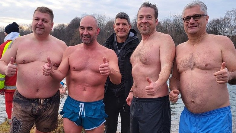 Eisbaden: Landesrat C. Luisser warf sich in die kühlen Fluten