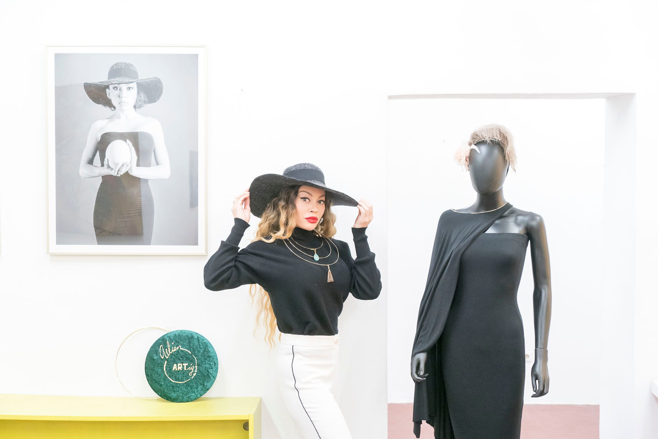 Sie hat viele Talente: Vanessa Maria Landmann ist Künstlerin, Sängerin und Model. Die 41-jährige musste zuvor ihren Job bei der Cobra aufgrund einer Erkrankung aufgeben. 