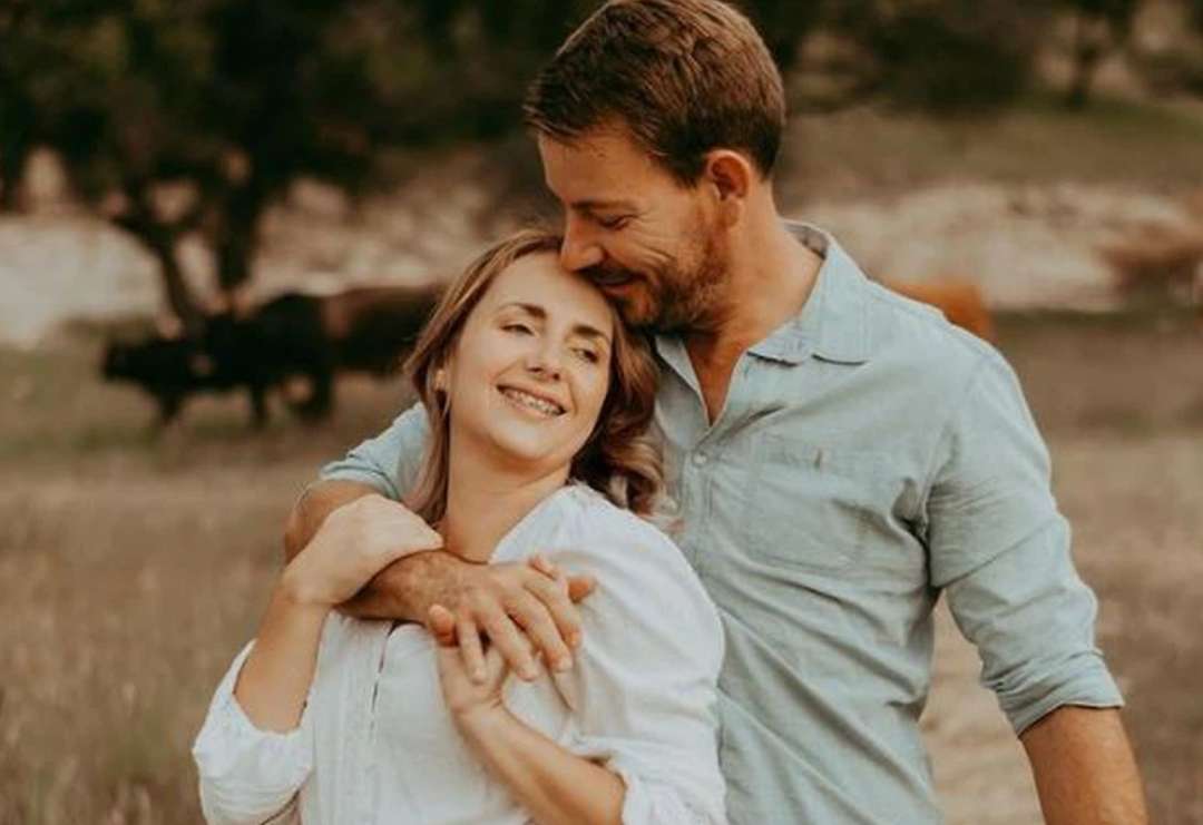 Anna und Gerald stehen vor dem Ruin.