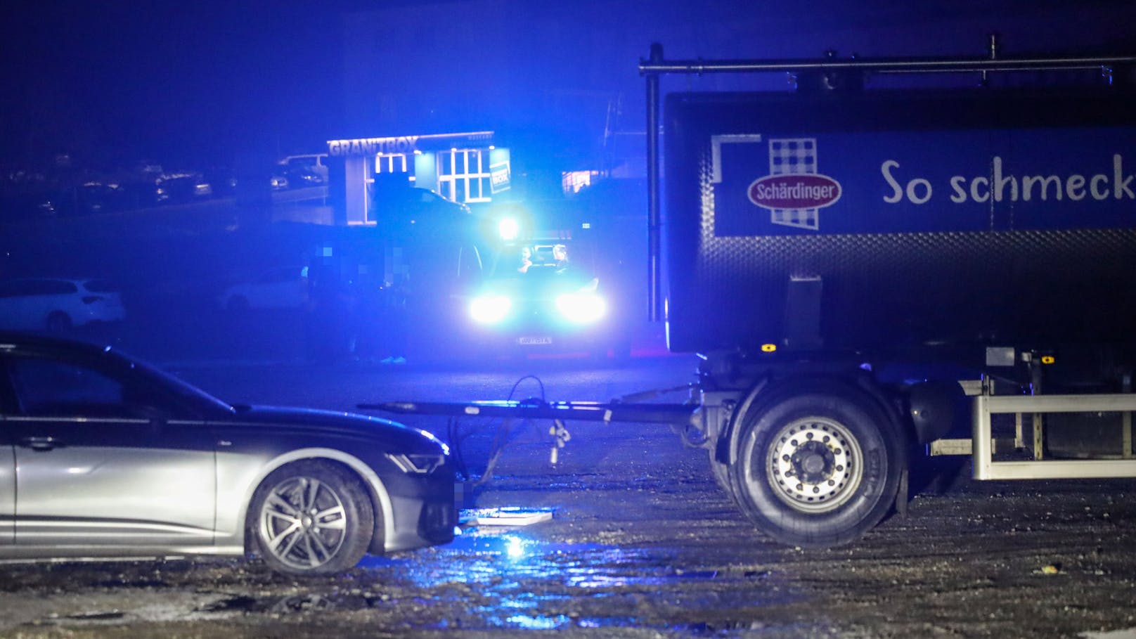 Ein Pkw kollidierte auf einem Schotterparkplatz neben einer bekannten<br>Diskothek in St. Martin im Mühlkreis mit der Anhängervorrichtung eines<br>dort abgestellten Milchwagenanhängers.