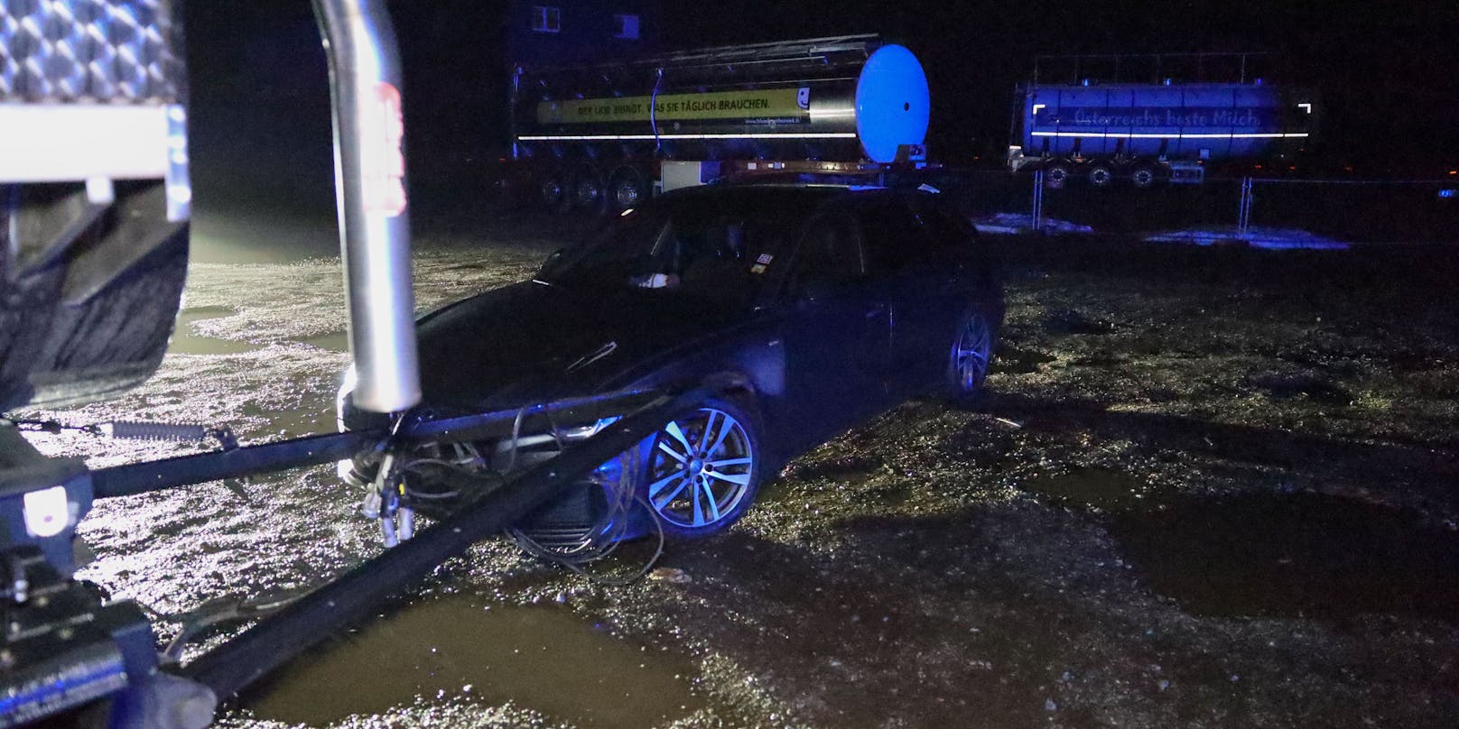 Die Einsatzkräfte der zweier Feuerwehren, Rettung, Notarzt und Polizei wurden daraufhin alarmiert. Vor Ort stellte sich rasch heraus, dass außer einer Beschädigung an der Motorhaube des Wagens nichts gröberes passiert sein dürfte.