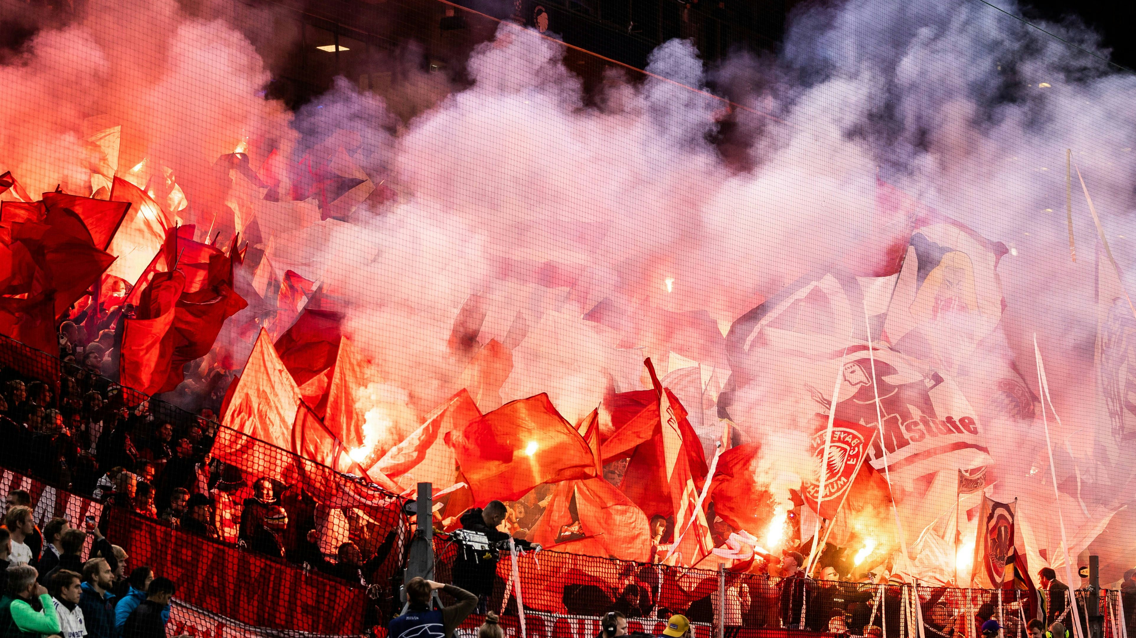 Schon beim Auswärtsspiel gegen Kopenhagen in der Champions League hatten die Bayern-Fans Pyrotechnik gezündet.