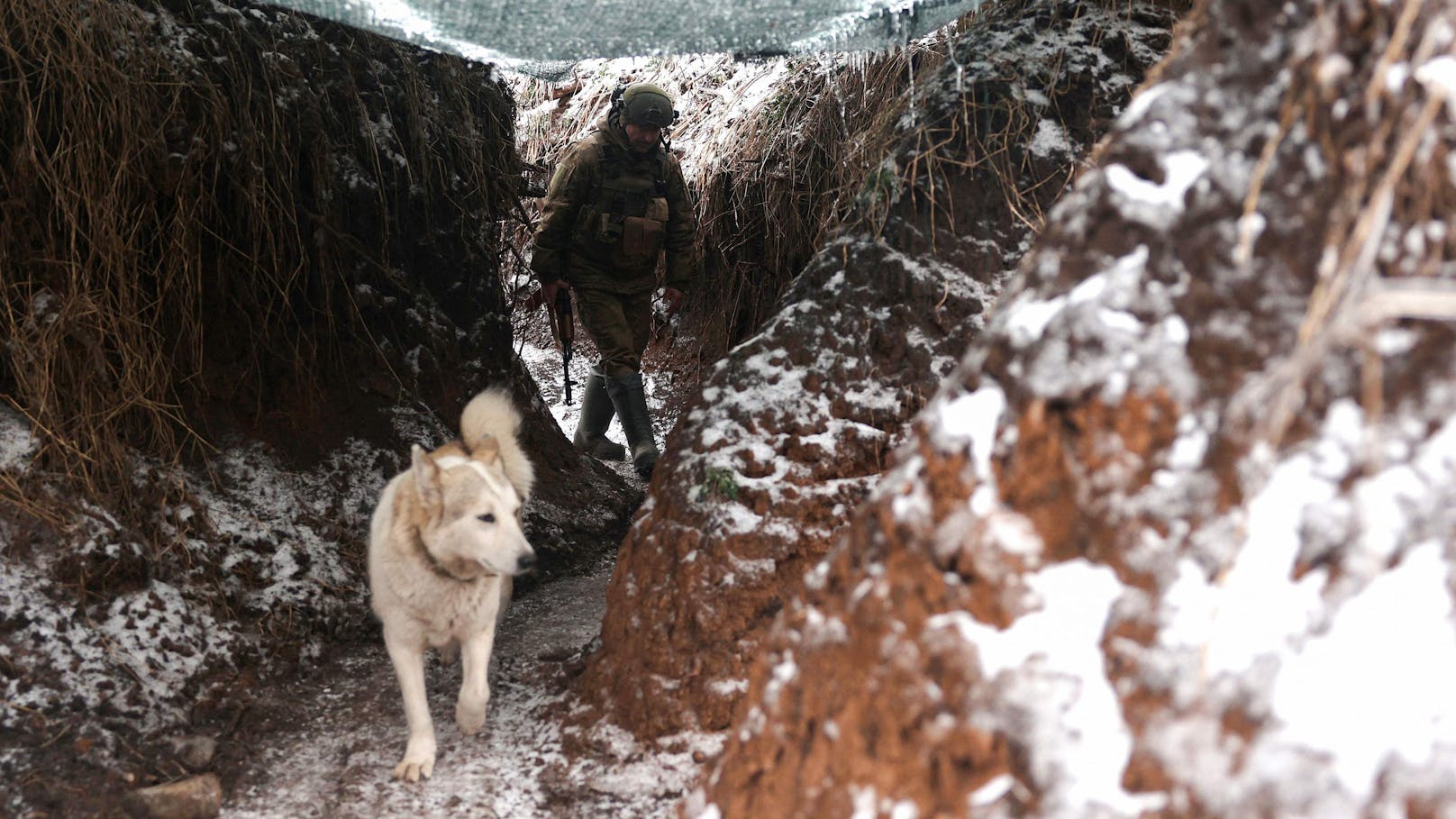 Ukrainische Soldaten trotzen Eis, Schnee und russischen Angriffen in ihren Stellungen nahe der besetzten Stadt Horliwka, Oblast Donezk, am 14. Dezember 2023.