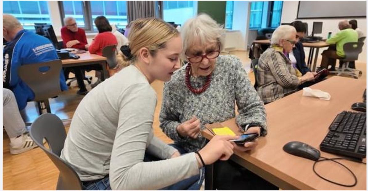 Berta (103) voll konzentriert in Aktion mit junger Lehrerin (einer HAK-Schülerin).