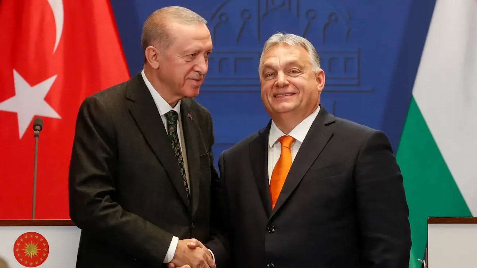 Erdogan trifft Orban – und alle lachen über Geschenk