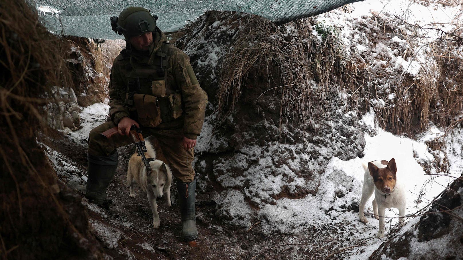 Ukrainische Soldaten trotzen Eis, Schnee und russischen Angriffen in ihren Stellungen nahe der besetzten Stadt Horliwka, Oblast Donezk, am 14. Dezember 2023.