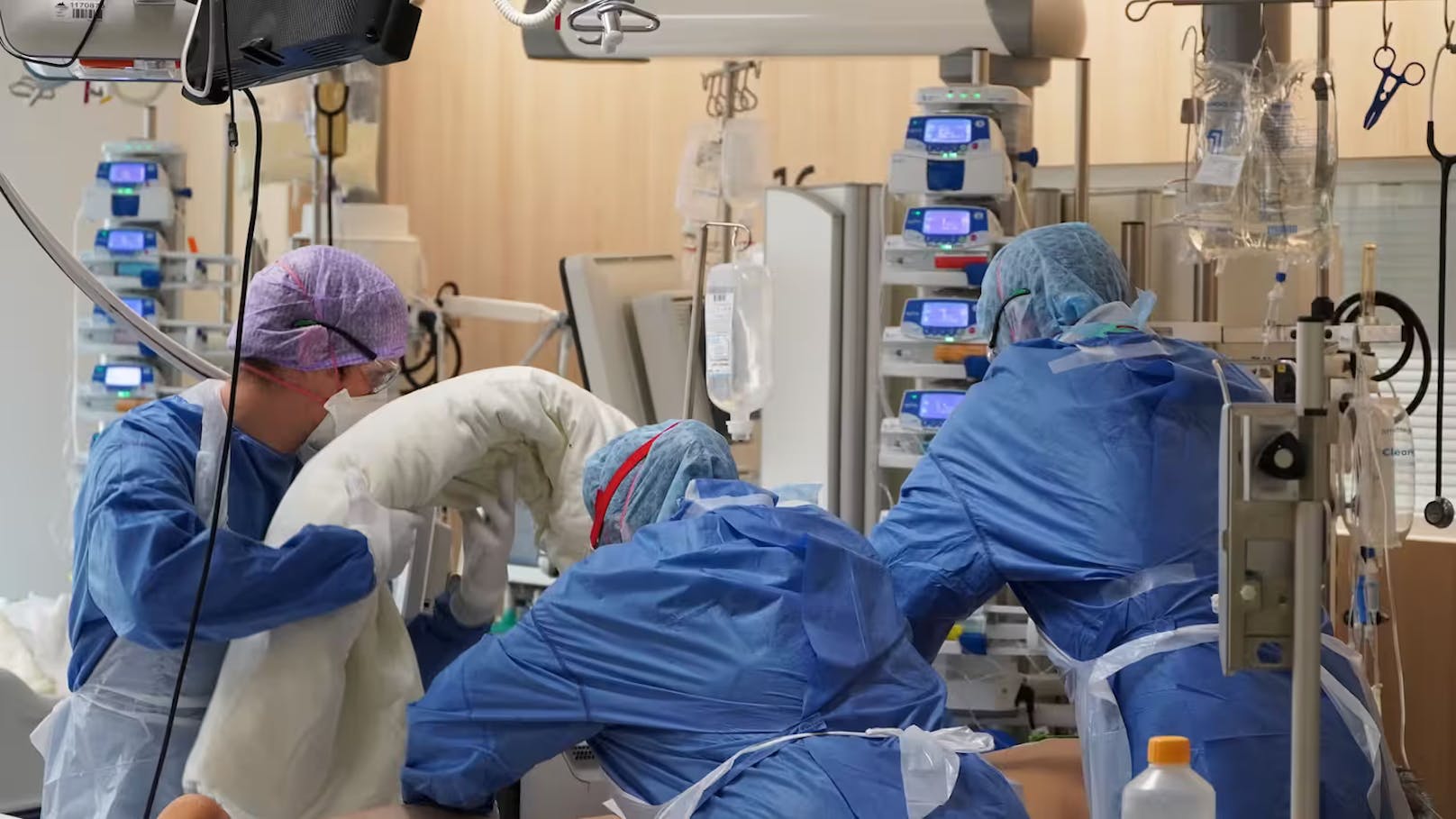 <strong>18.12.2023: Corona-Desaster! Experte hat jetzt düstere Prognose.</strong> Das Coronavirus breitet sich in Österreich immer weiter aus. Der Höhepunkt der Welle dürfte zwar erreicht sein, vorbei ist sie aber noch lange nicht. <a rel="nofollow" data-li-document-ref="120009827" href="https://www.heute.at/s/corona-desaster-experte-hat-jetzt-duestere-prognose-120009827">Die Details >>></a>