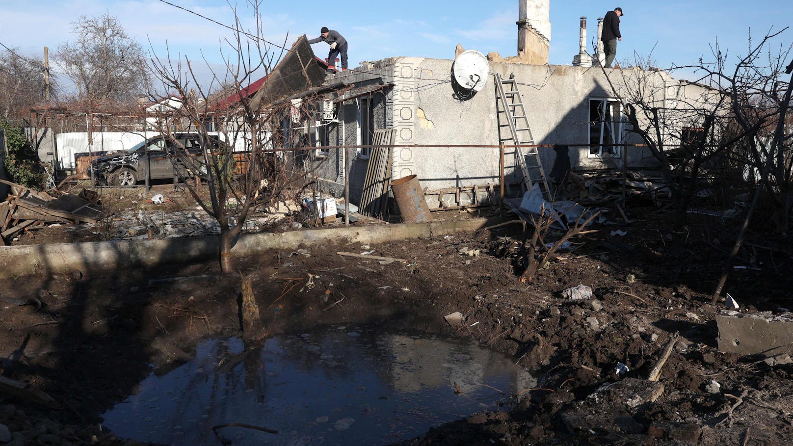 Zerstörung im ukrainischen Tajirowe bei Odessa nach einem russischen Drohnenangriff am 17. Dezember 2023.