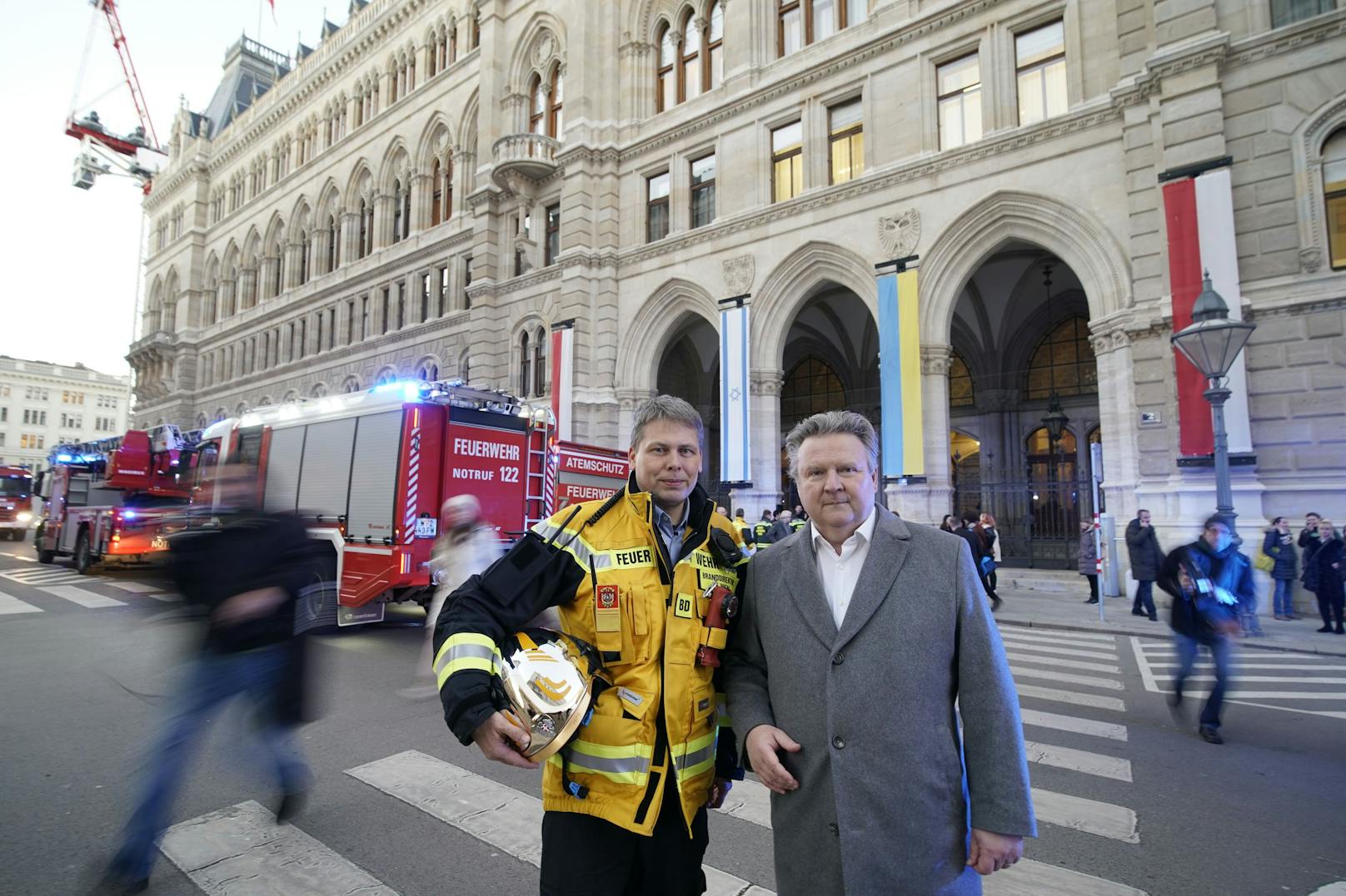 Bürgermeister Michael Ludwig mit Branddirektor Mario Rauch (Leiter der MA 68 – Feuerwehr und Katastrophenschutz in Wien)