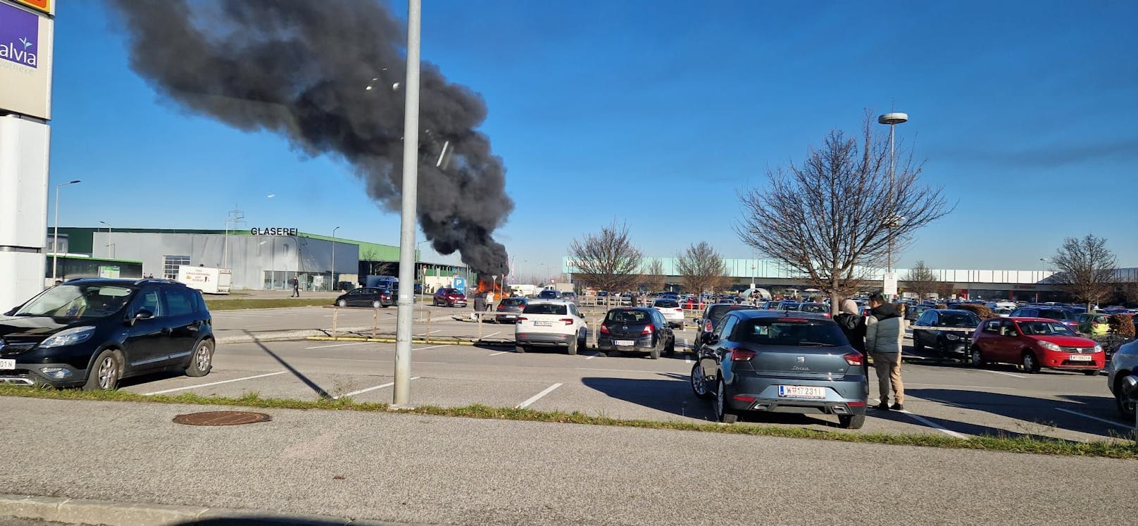 Ein Wagen ging in Flammen auf.