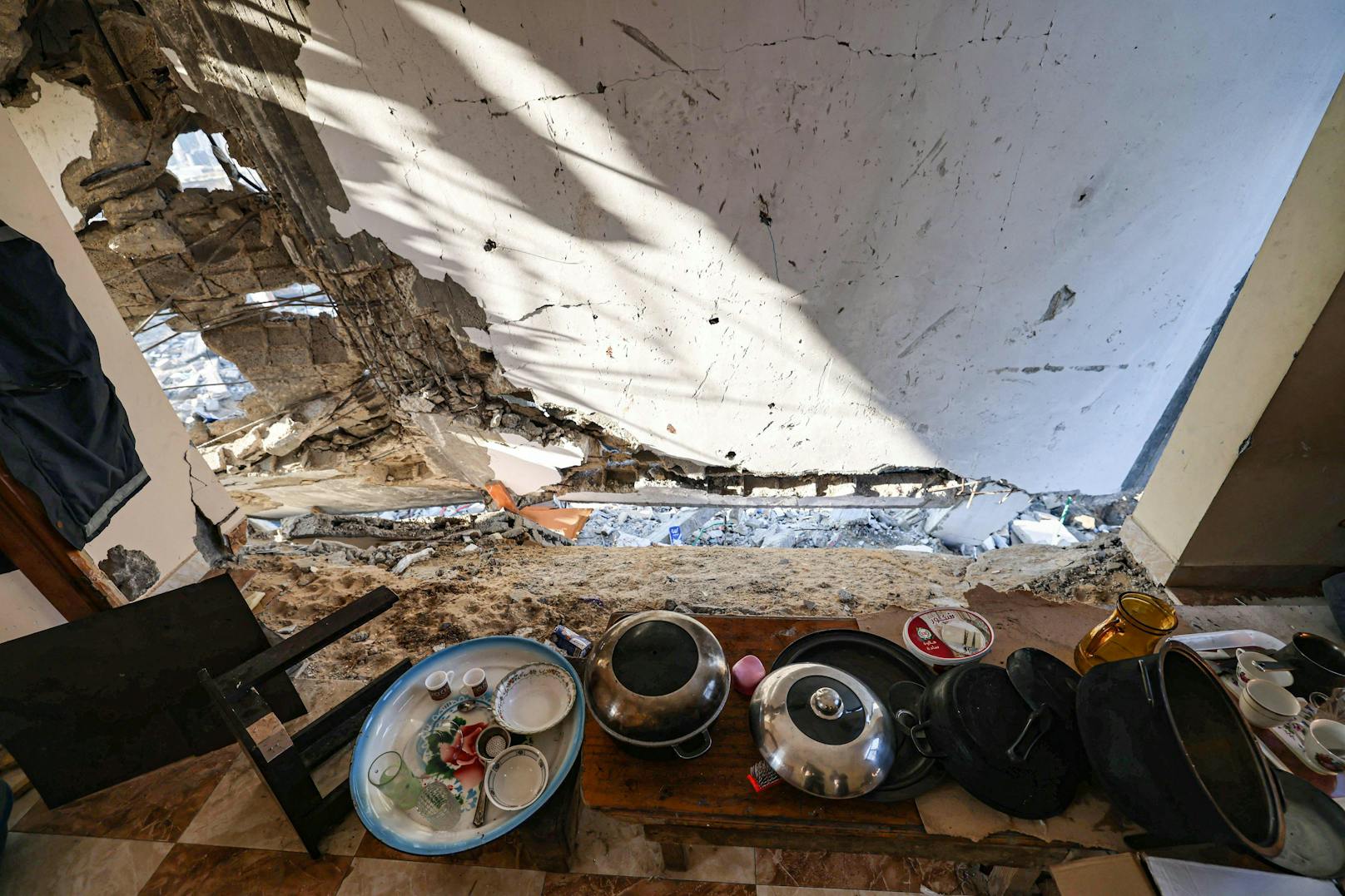 Download von www.picturedesk.com am 18.12.2023 (17:48). 
This picture shows utensils used for cooking in a destroyed house in Rafah in the southern Gaza Strip on December 18, 2023, amid continuing battles between Israel and the militant group Hamas. (Photo by MOHAMMED ABED / AFP) - 20231218_PD1598 - Rechteinfo: Rights Managed (RM) Nur für redaktionelle Nutzung! Werbliche Nutzung erfordert Freigabe: bitte schicken Sie uns eine Anfrage.