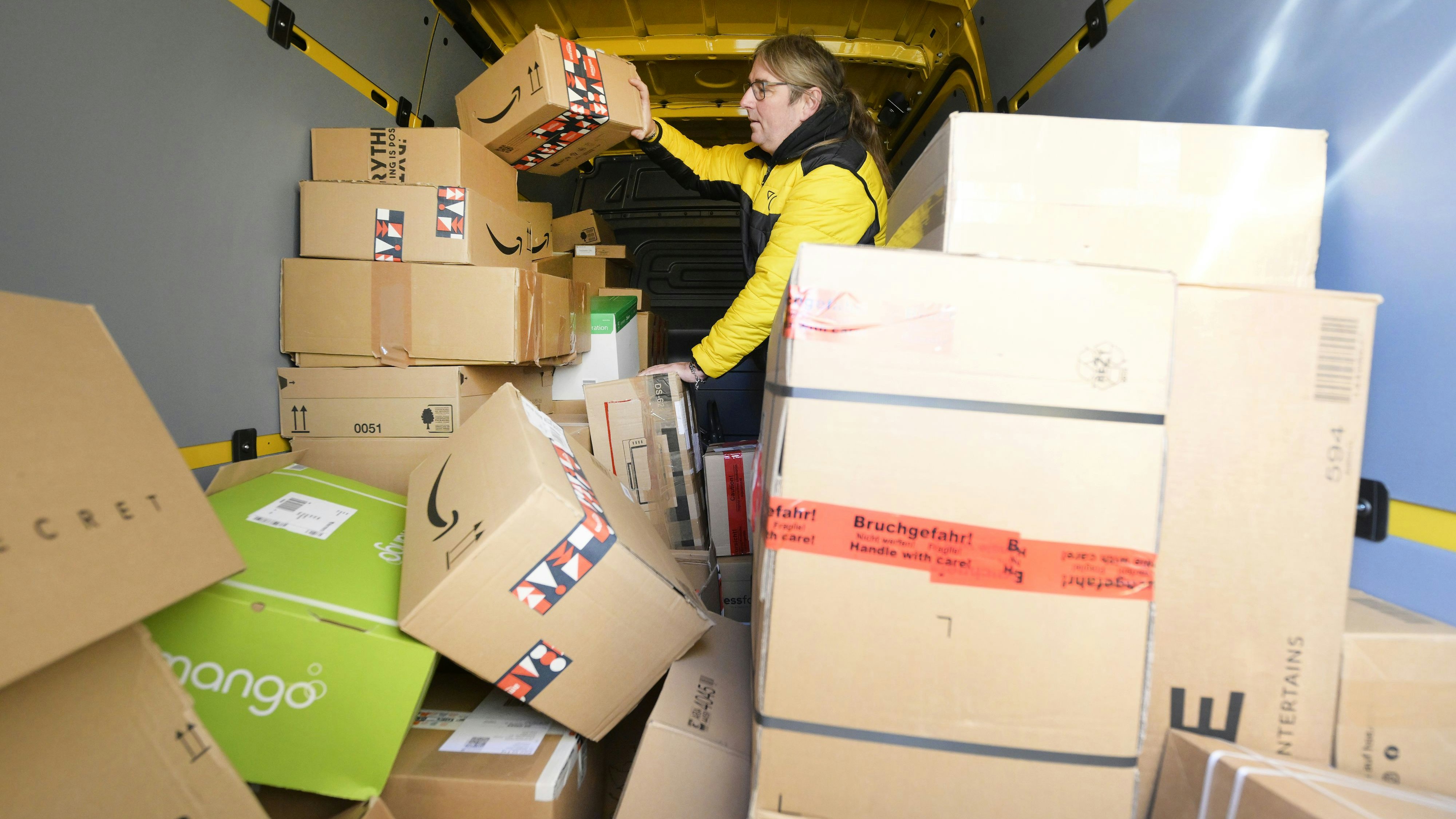 Download von www.picturedesk.com am 18.12.2023 (13:46).  ABD0069_20231211 - WIEN - ÖSTERREICH: ++ THEMENBILD ++ Ein Post Mitarbeiter im Rahmen der Paketzustellung am Montag, 11. Dezember 2023, in Wien. Am 20. Dezember ist es zu spät - zumindest für das Weihnachtspackerl für die Liebsten auf dem Postweg. Wie die Post mitteilt, sollten Pakete für den Inlandsversand bis zum 19. Dezember aufgegeben werden. Geht es in die angrenzenden Länder, dann einen Tag früher. - FOTO: APA/ROBERT JAEGER - 20231211_PD2750 - Rechteinfo: Rights Managed (RM)