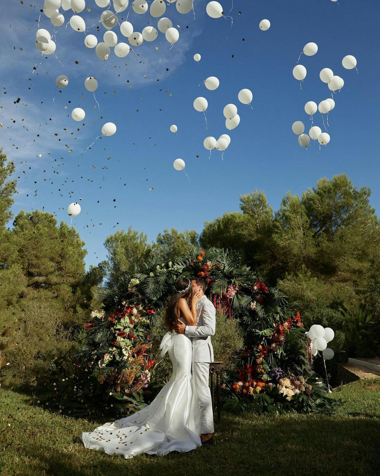Mit einem Foto auf Instagram hat Schauspieler Elyas M'Barek 2022 seine Hochzeit mit seiner Freundin Jessica Riso öffentlich gemacht.