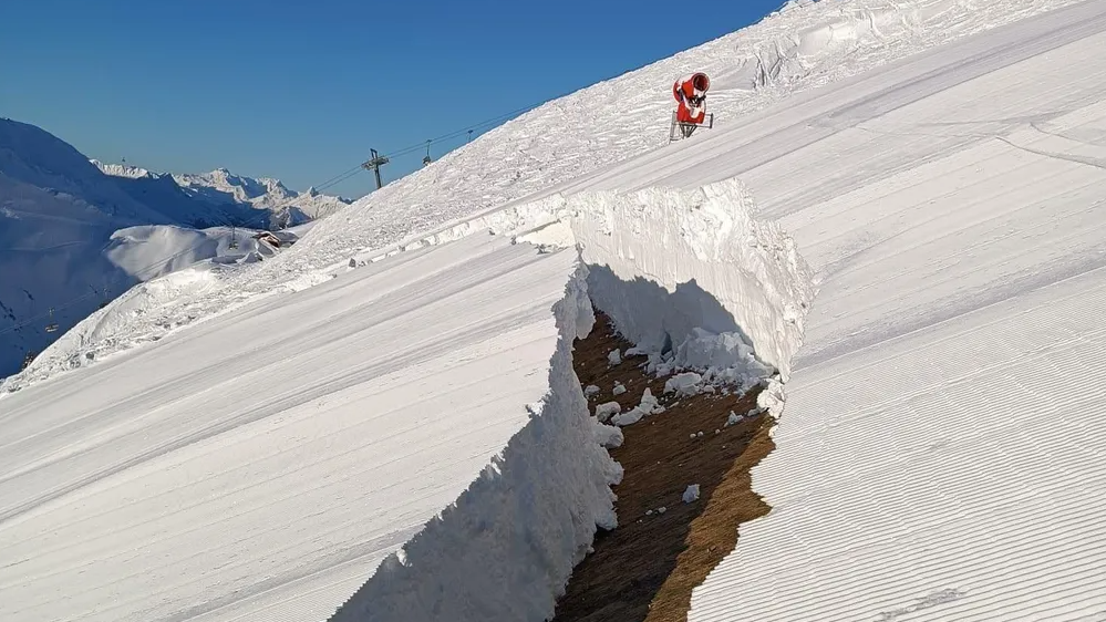 Im Skigebiet St. Anton am Arlberg brach ein Teil der Piste weg.