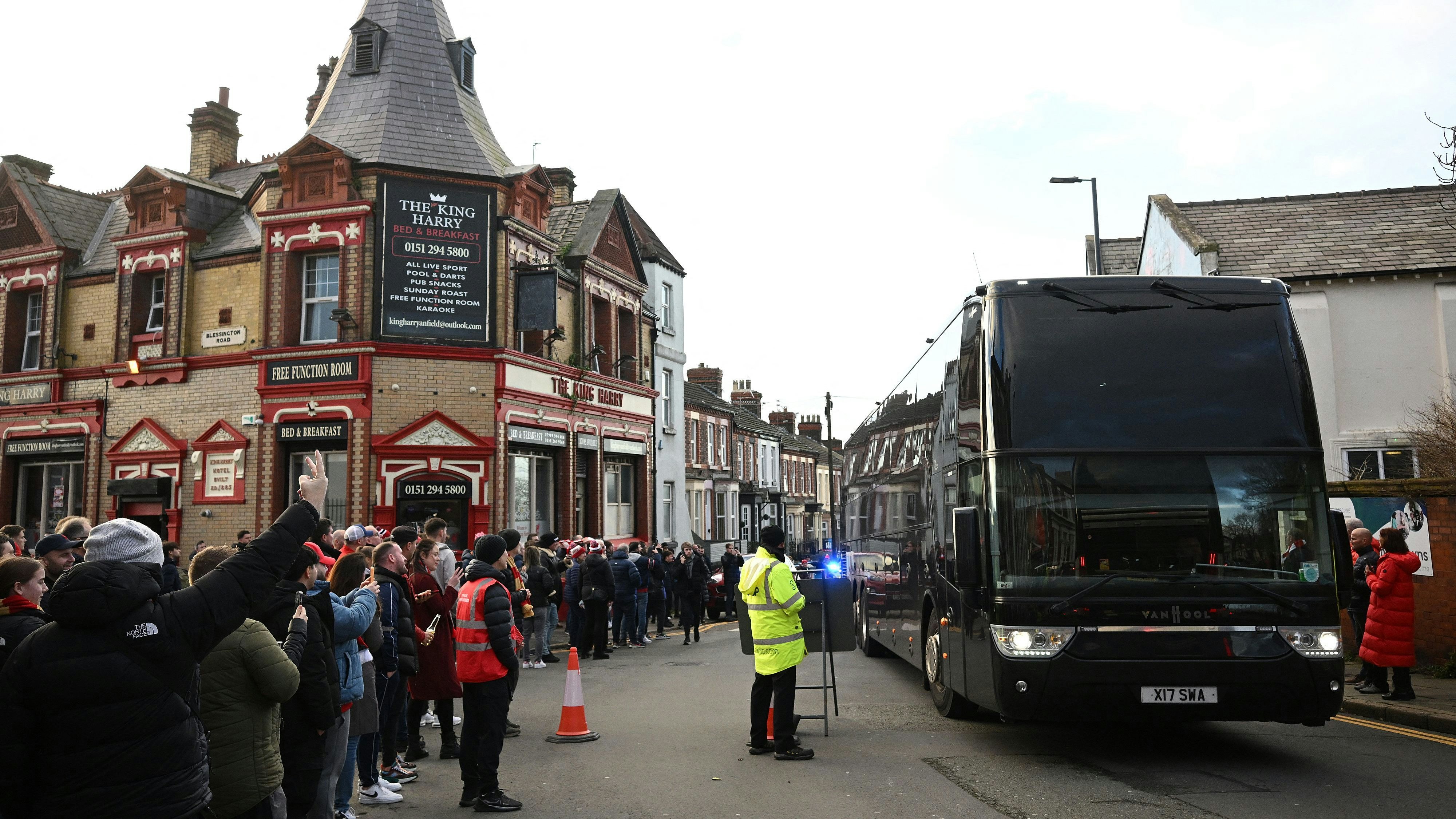 Vor der Partie attackierten die Liverpool-Anhänger den Bus der Auswärtsmannschaft.
