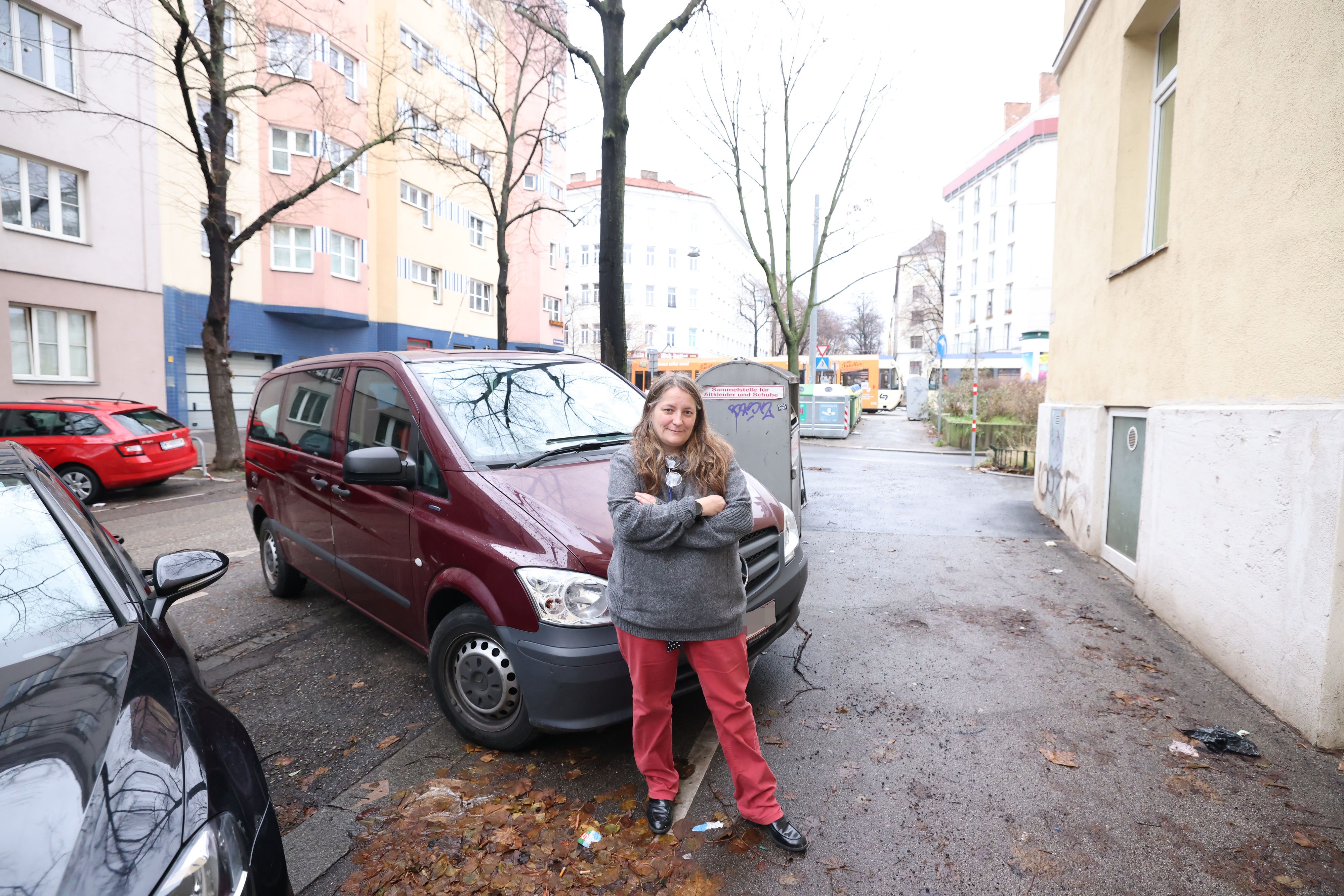 Petra (55) bekam das elf Jahre alte Auto von ihrem Vater. Es sei mittlerweile optisch schwer beschädigt und 