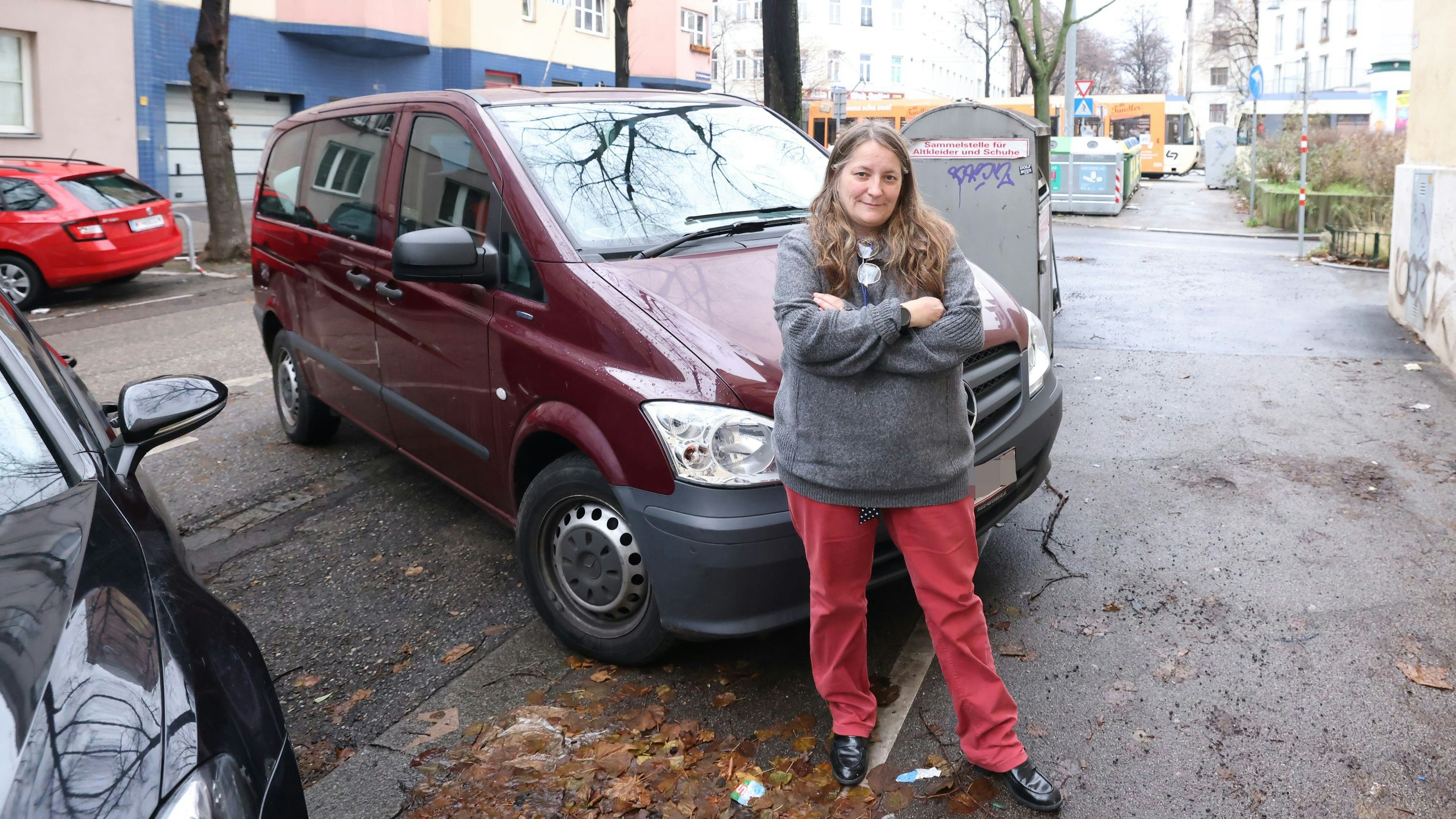 Petra (55) bekam das elf Jahre alte Auto von ihrem Vater. Es sei mittlerweile optisch schwer beschädigt und "sicher keine 18.000 Euro wert", sagt sie selbst.