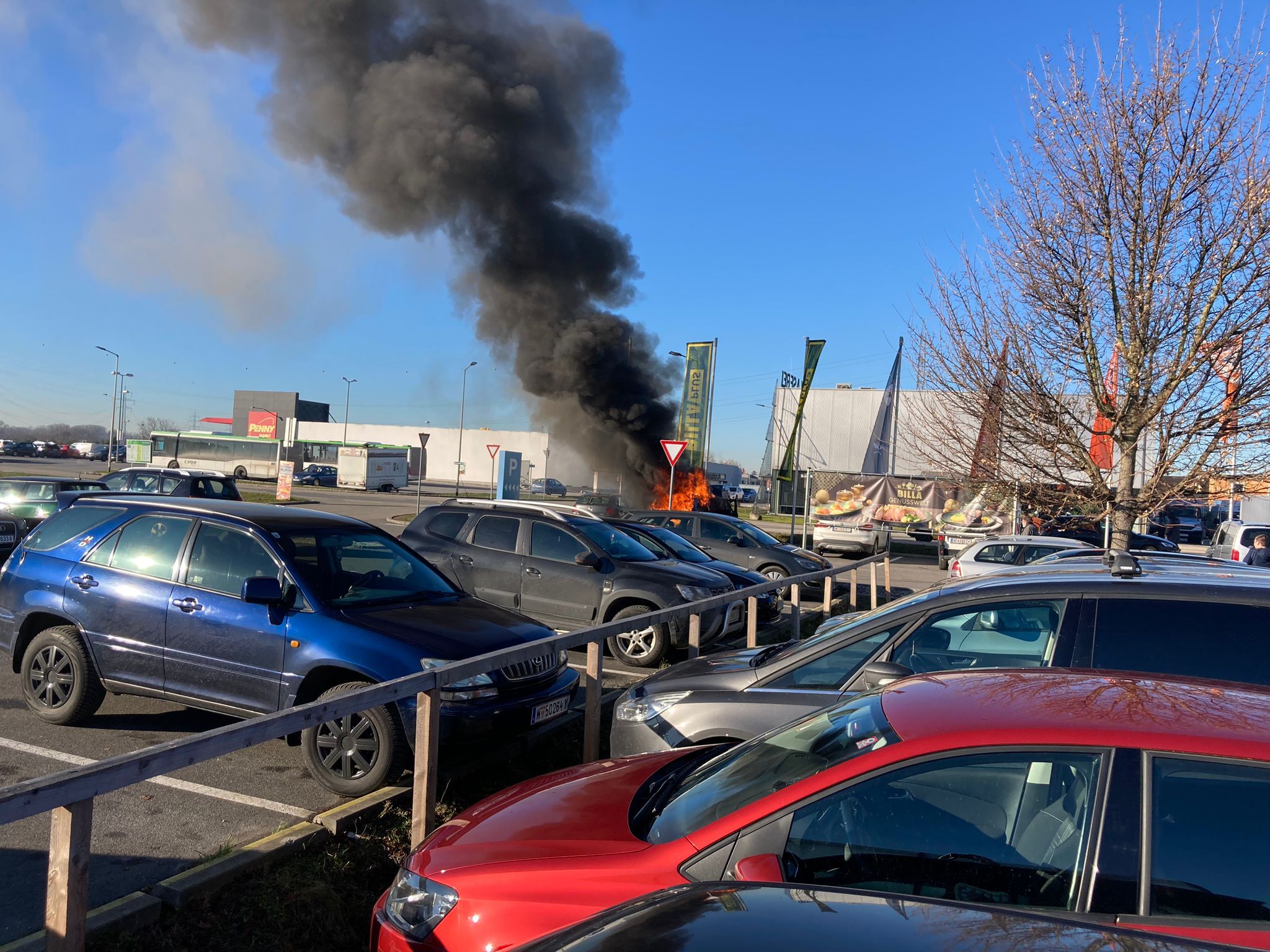 Auto steht in Vollbrand in Groß-Enzersdorf.